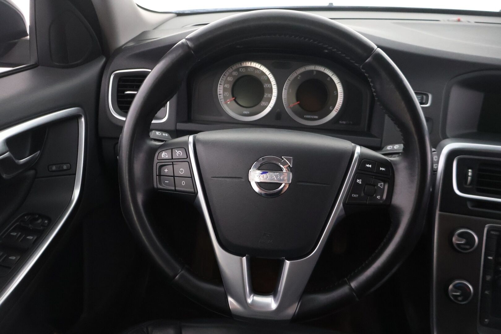 Volvo V60 2010 D3 Summum aut **YritysOutlet - Myydään vain yrityksille*