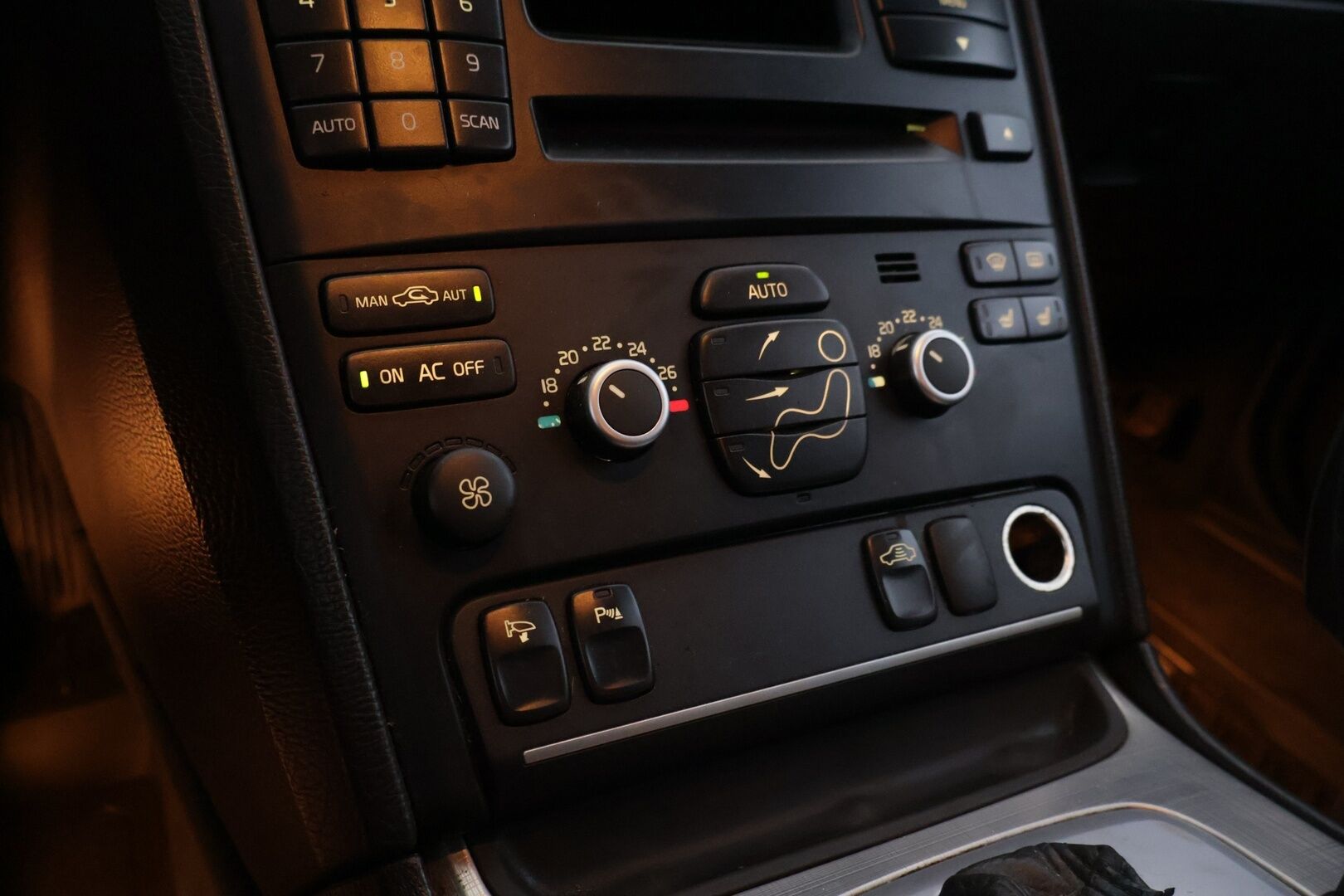 Volvo XC90 2008 D5 AWD Summum aut 7.Paikkanen *- Myydään Huutokaupat.com* - JAKOPÄÄ HILJATTAIN TEHTY! | LEIMATTU VASTA! 