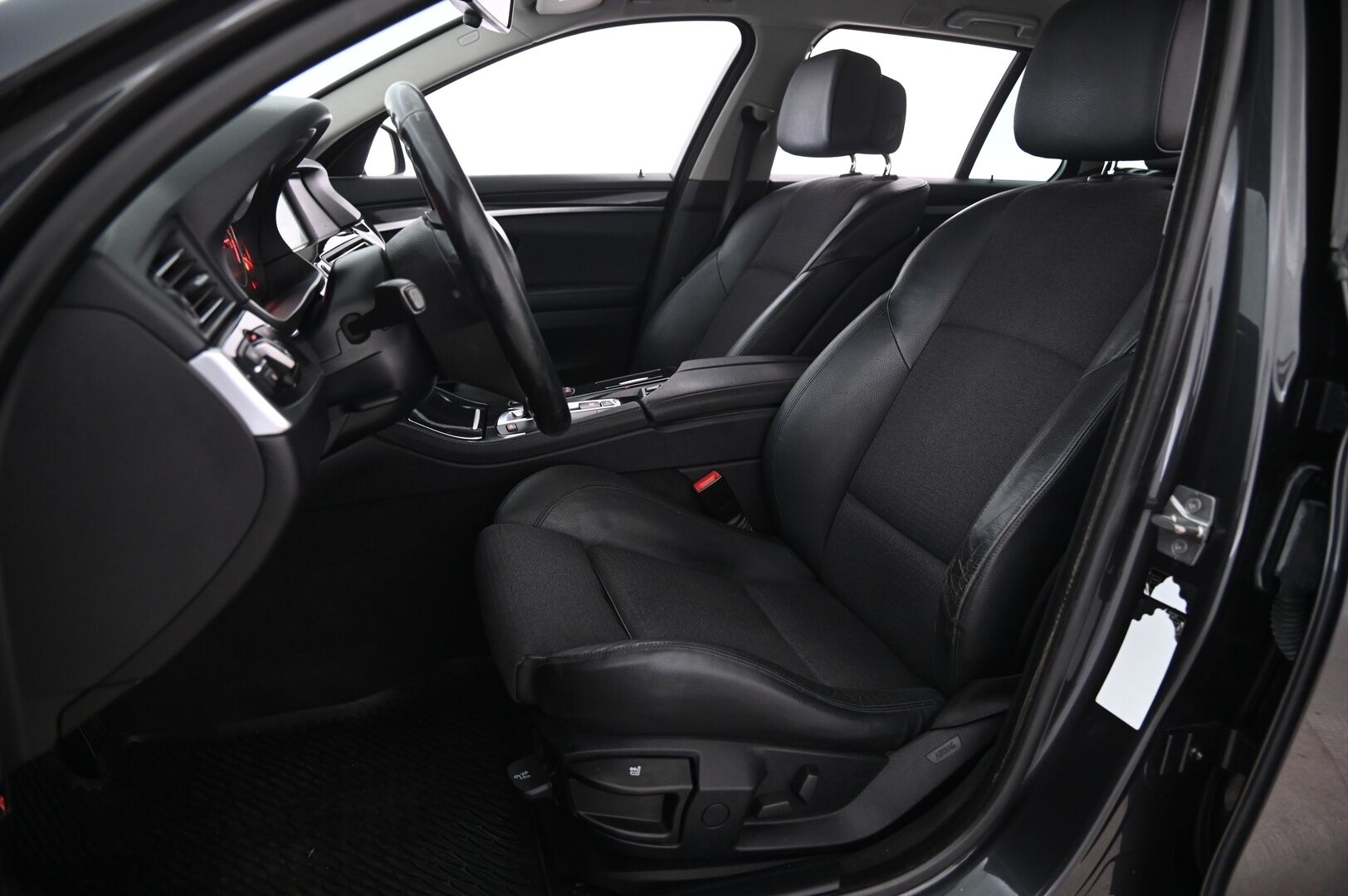 BMW 520 2011 520d Farmari  F11 Touring Business - MYYDÄÄN HUUTOKAUPAT.COM 