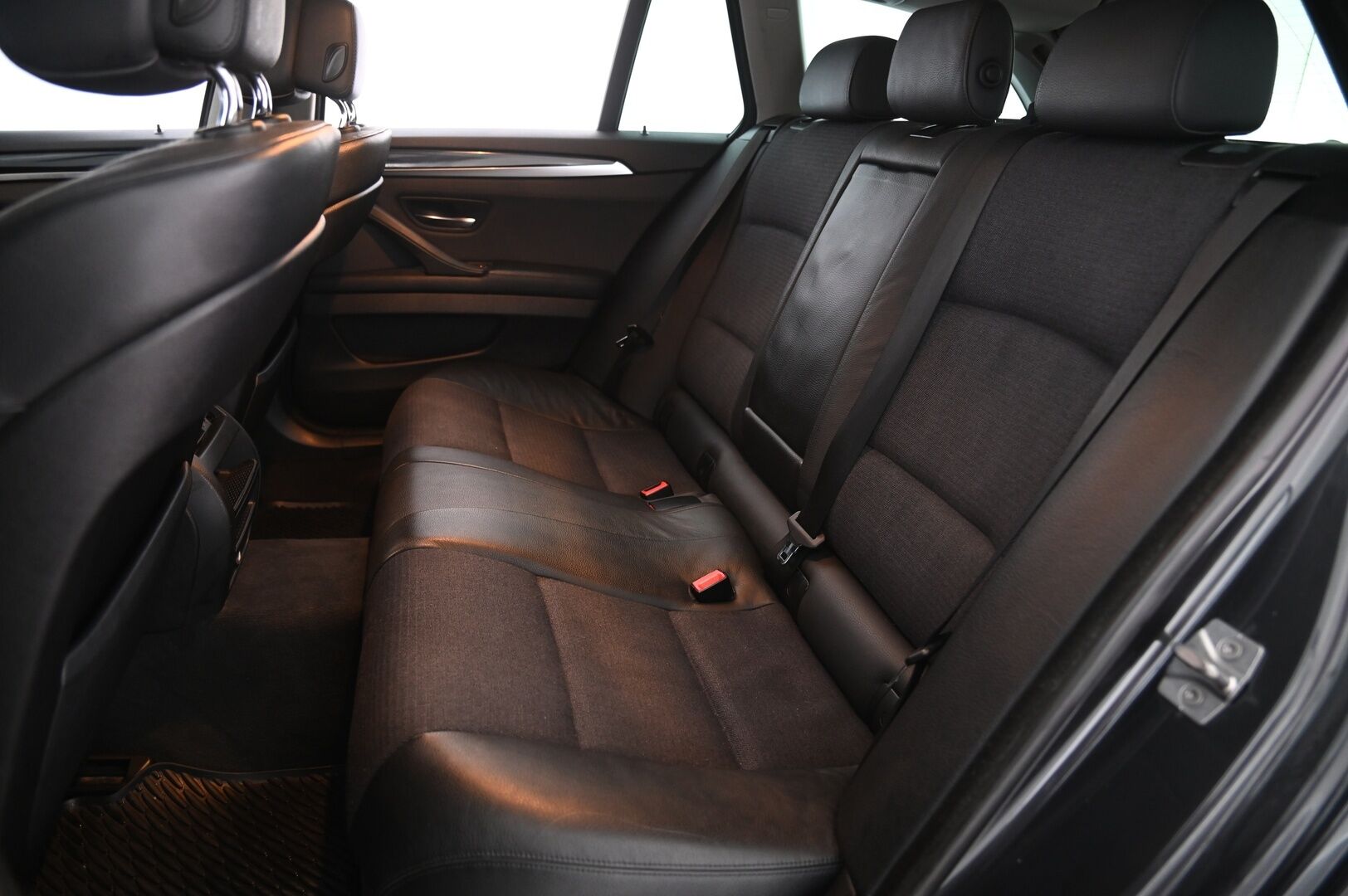 BMW 520 2011 520d Farmari  F11 Touring Business - MYYDÄÄN HUUTOKAUPAT.COM 