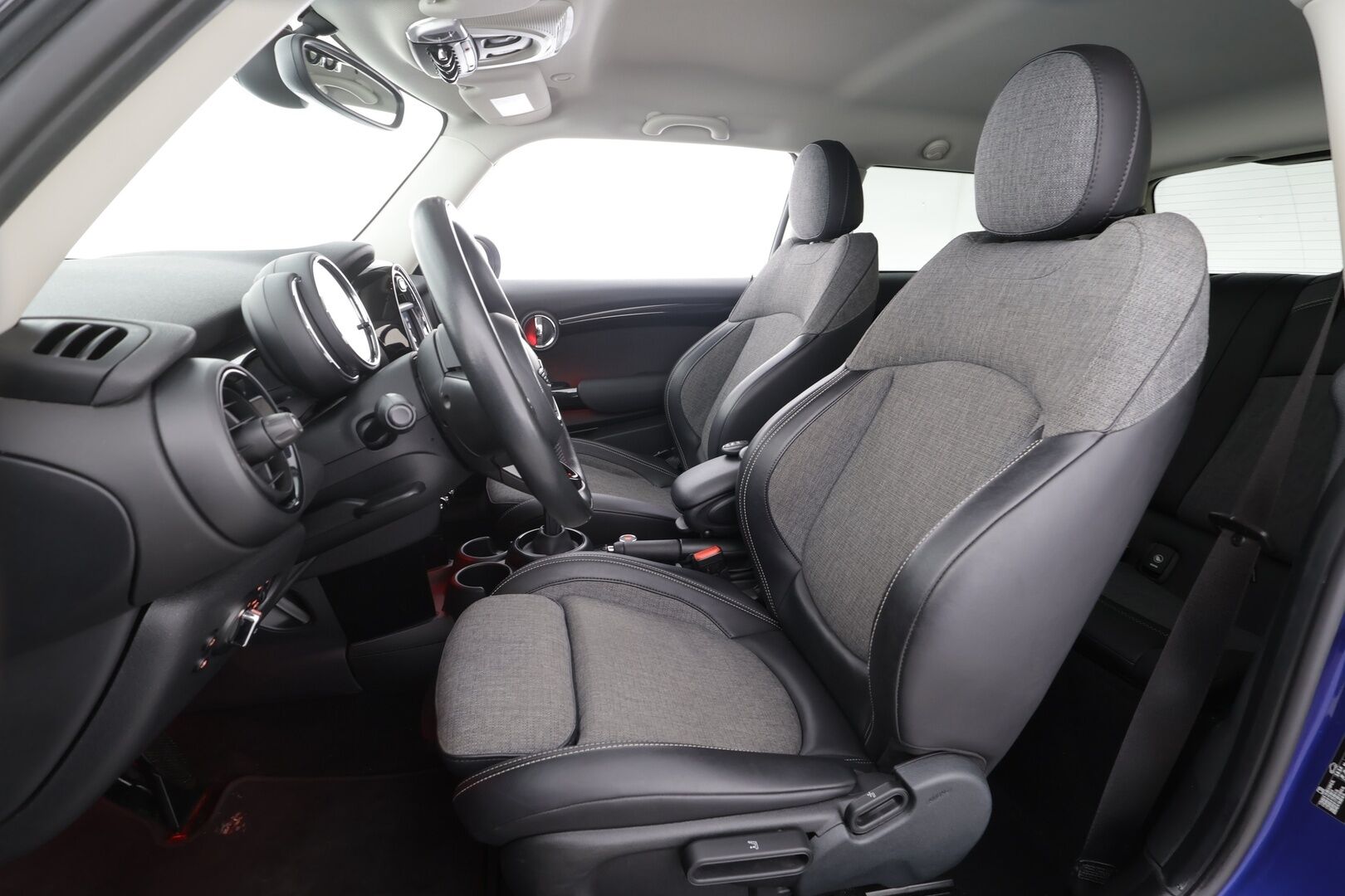 MINI Hatchback 2019 Cooper A Experience - | LED | Sporttipenkit | Puolinahat | Ambient | Comfort access | Vakkari | 2x renkaat aluin | Tutkat | 