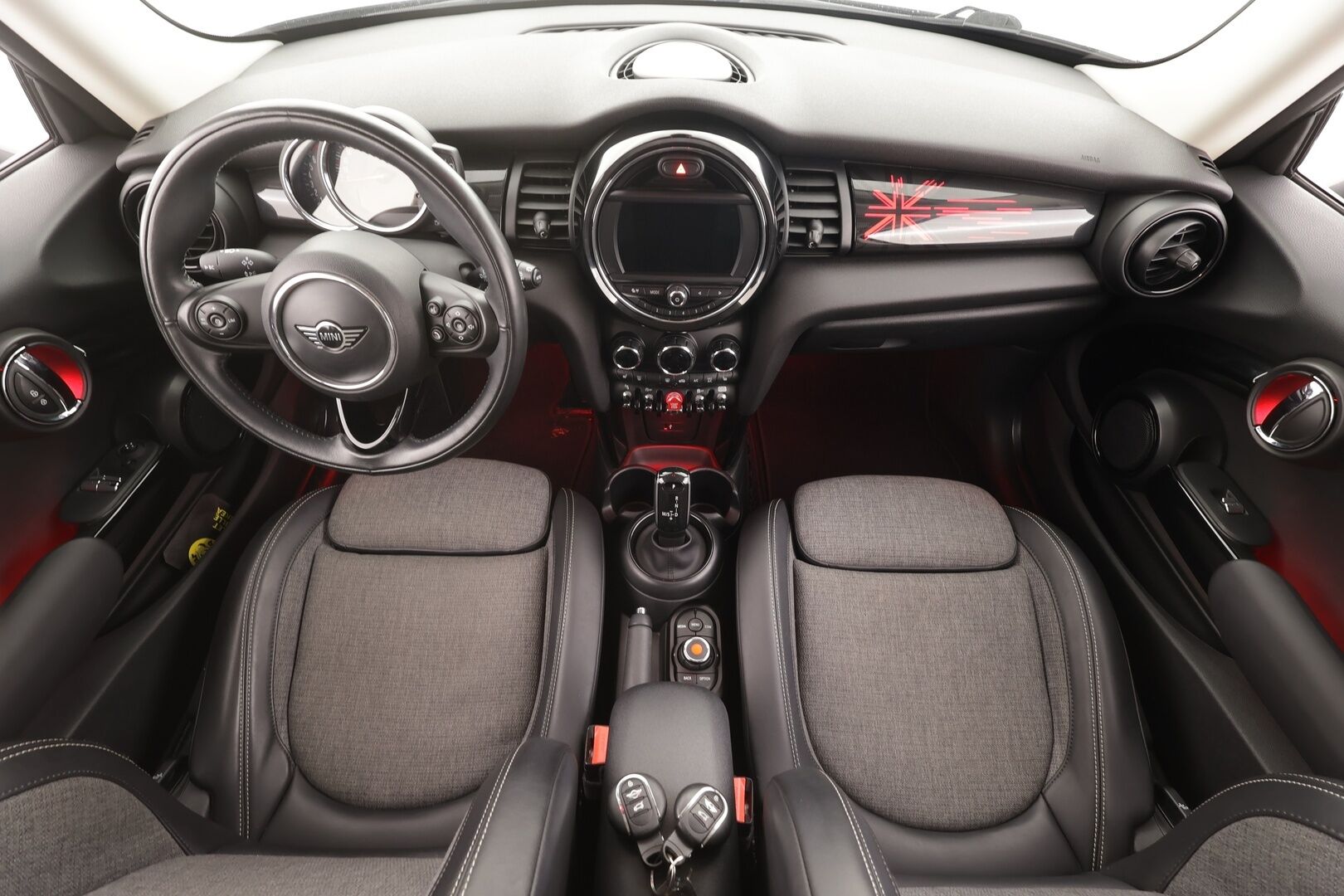 MINI Hatchback 2019 Cooper A Experience - | LED | Sporttipenkit | Puolinahat | Ambient | Comfort access | Vakkari | 2x renkaat aluin | Tutkat | 