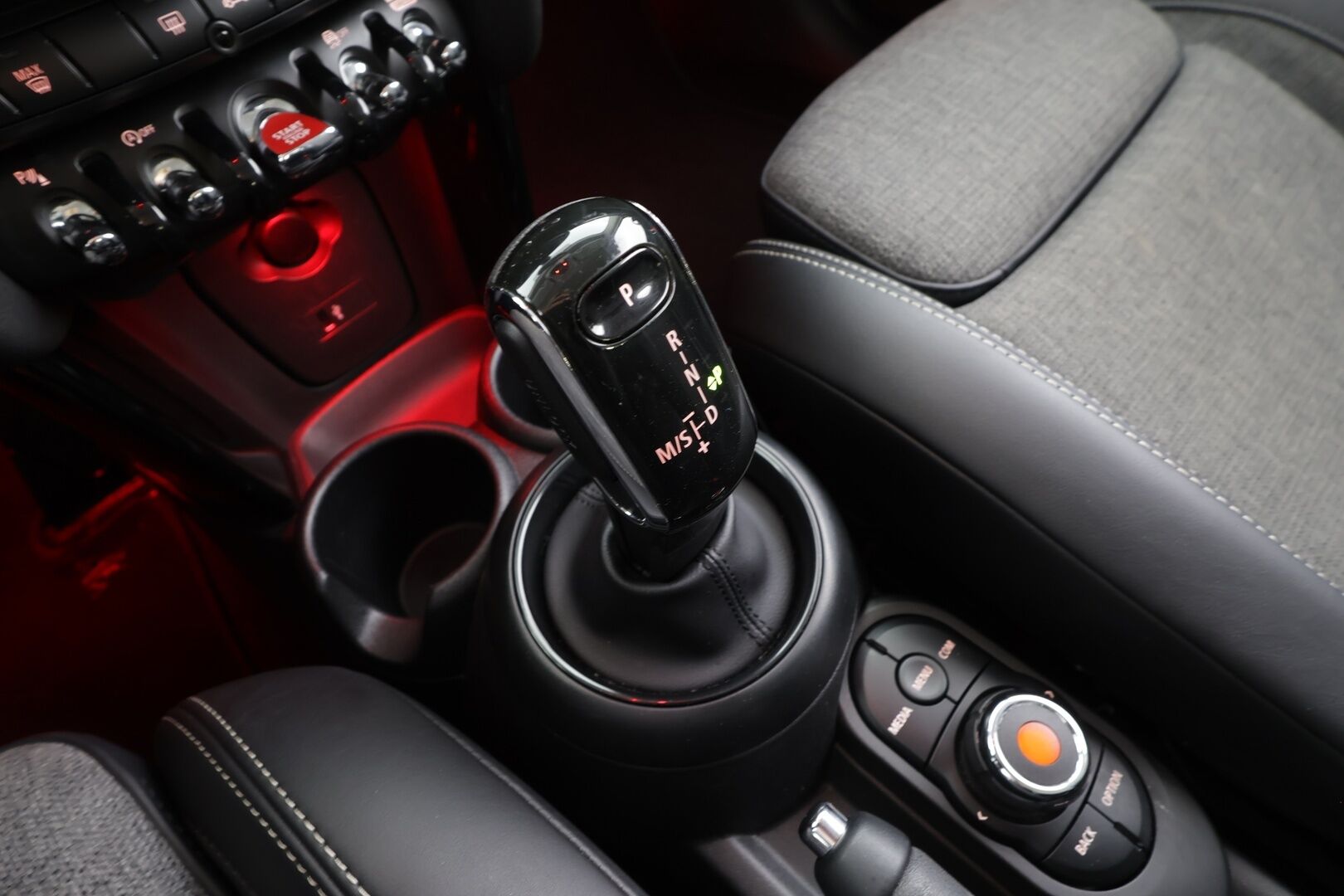 MINI Hatchback 2019 Cooper A Experience - | LED | Sporttipenkit | Puolinahat | Ambient | Comfort access | Vakkari | 2x renkaat aluin | Tutkat | 