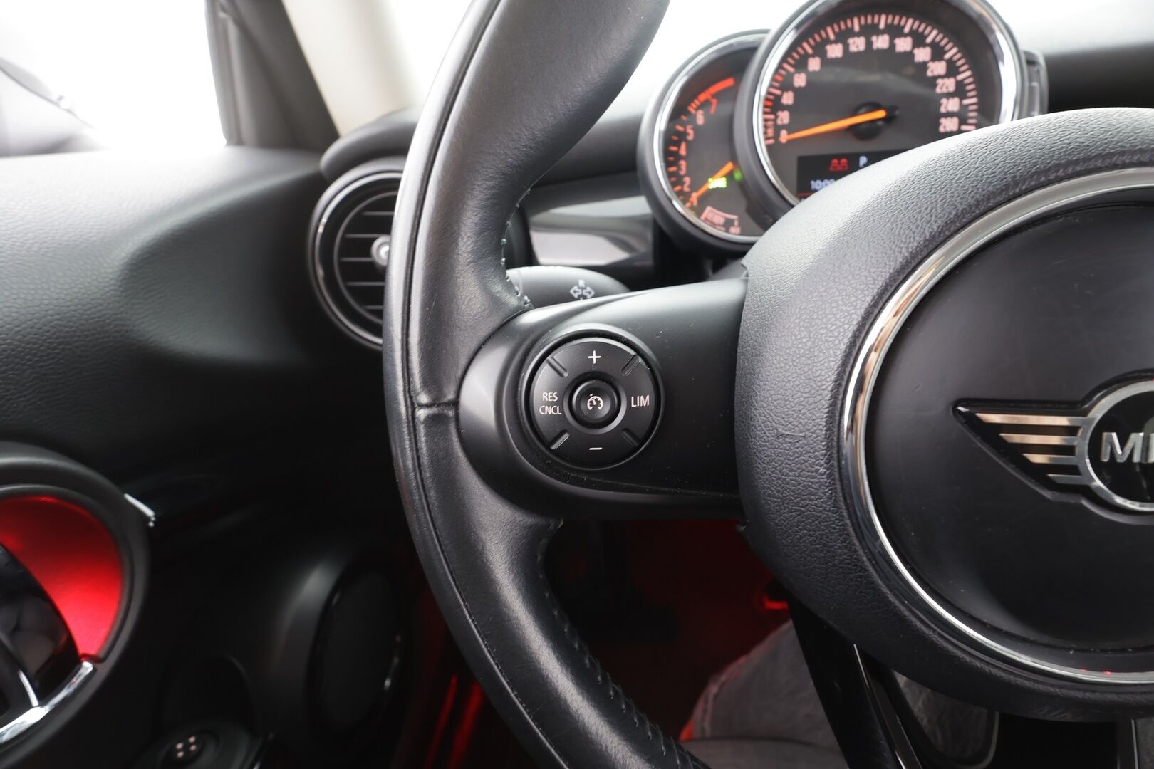 MINI Hatchback 2019 Cooper A Experience - | LED | Sporttipenkit | Puolinahat | Ambient | Comfort access | Vakkari | 2x renkaat aluin | Tutkat | 