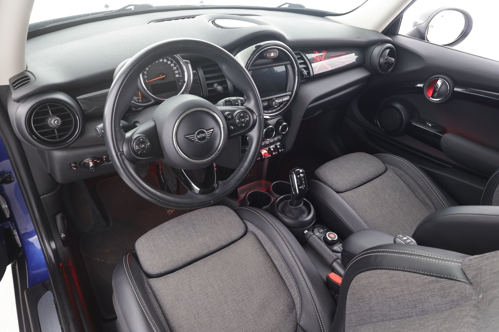 MINI Hatchback 2019 Cooper A Experience - | LED | Sporttipenkit | Puolinahat | Ambient | Comfort access | Vakkari | 2x renkaat aluin | Tutkat | 