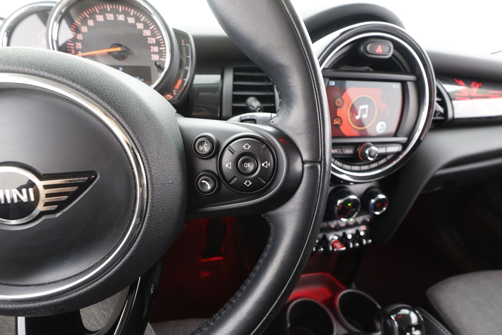 MINI Hatchback 2019 Cooper A Experience - | LED | Sporttipenkit | Puolinahat | Ambient | Comfort access | Vakkari | 2x renkaat aluin | Tutkat | 