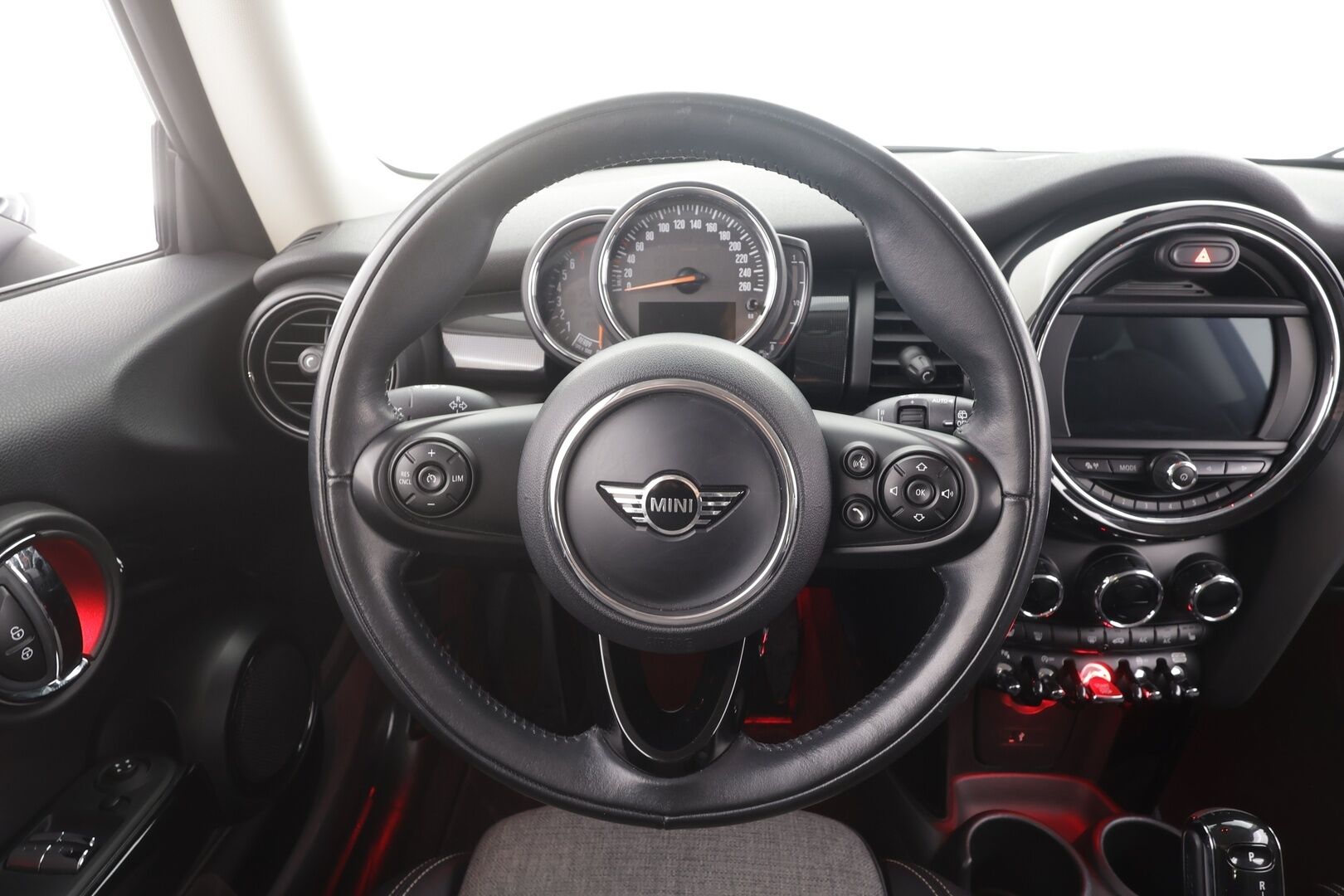 MINI Hatchback 2019 Cooper A Experience - | LED | Sporttipenkit | Puolinahat | Ambient | Comfort access | Vakkari | 2x renkaat aluin | Tutkat | 