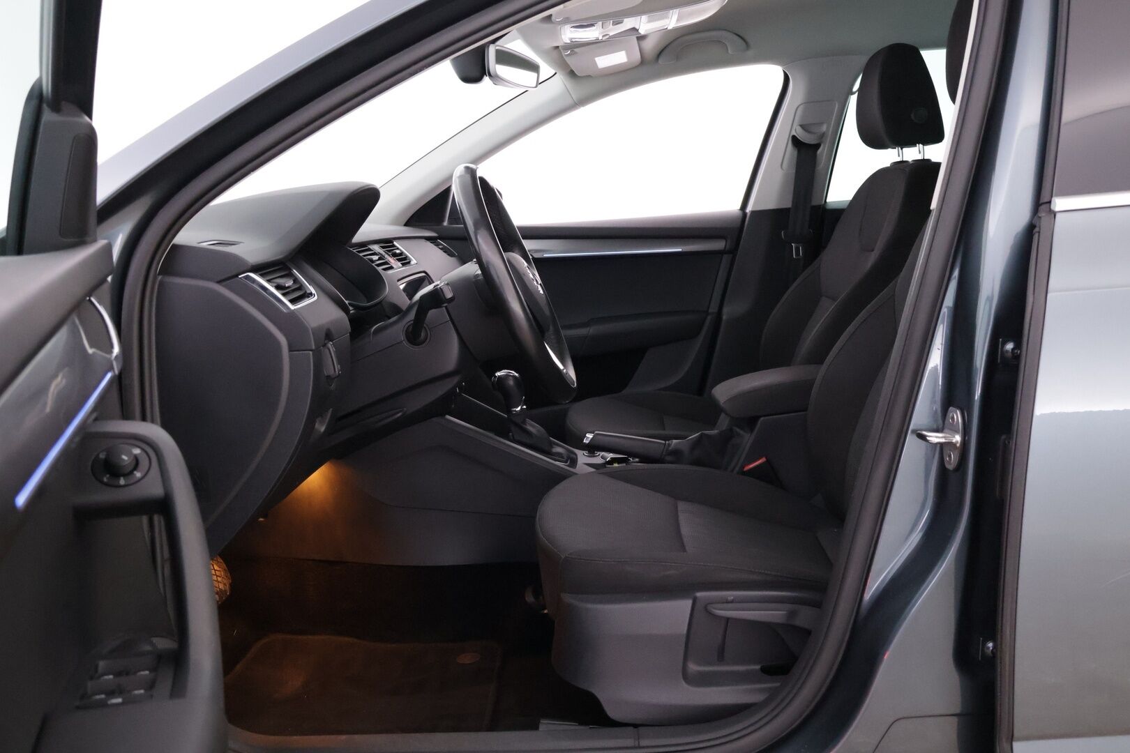 Skoda Octavia 2018 Combi 1,8 TSI 4x4 Style DSG *Webasto / Lämpölasi / Koukku / Keyless go / Ratinlämmitin / P.Kamera* - Hyvin huollettu Suomi-auto! / Kahdet hyväkuntoiset renkaat aluvantein! - HULLU BLACKWEEK KORKOTARJOUS 2,49%