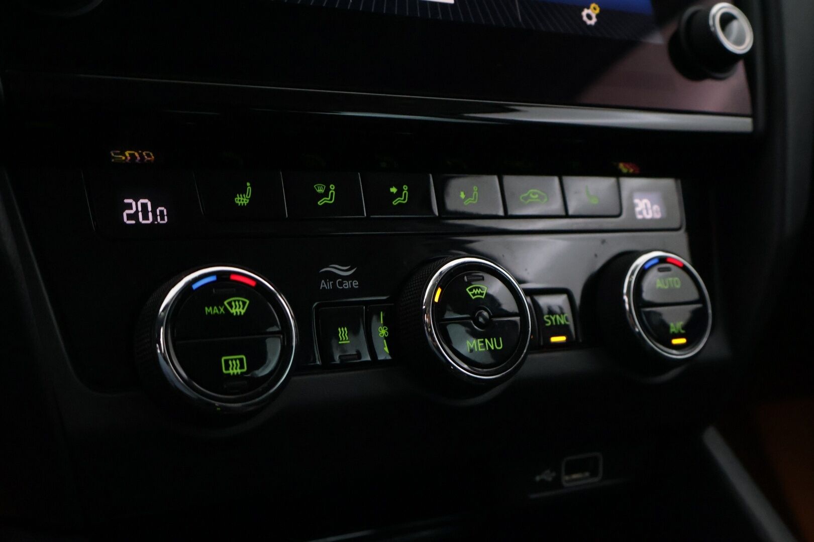 Skoda Octavia 2018 Combi 1,8 TSI 4x4 Style DSG *Webasto / Lämpölasi / Koukku / Keyless go / Ratinlämmitin / P.Kamera* - Hyvin huollettu Suomi-auto! / Kahdet hyväkuntoiset renkaat aluvantein! - HULLU BLACKWEEK KORKOTARJOUS 2,49%