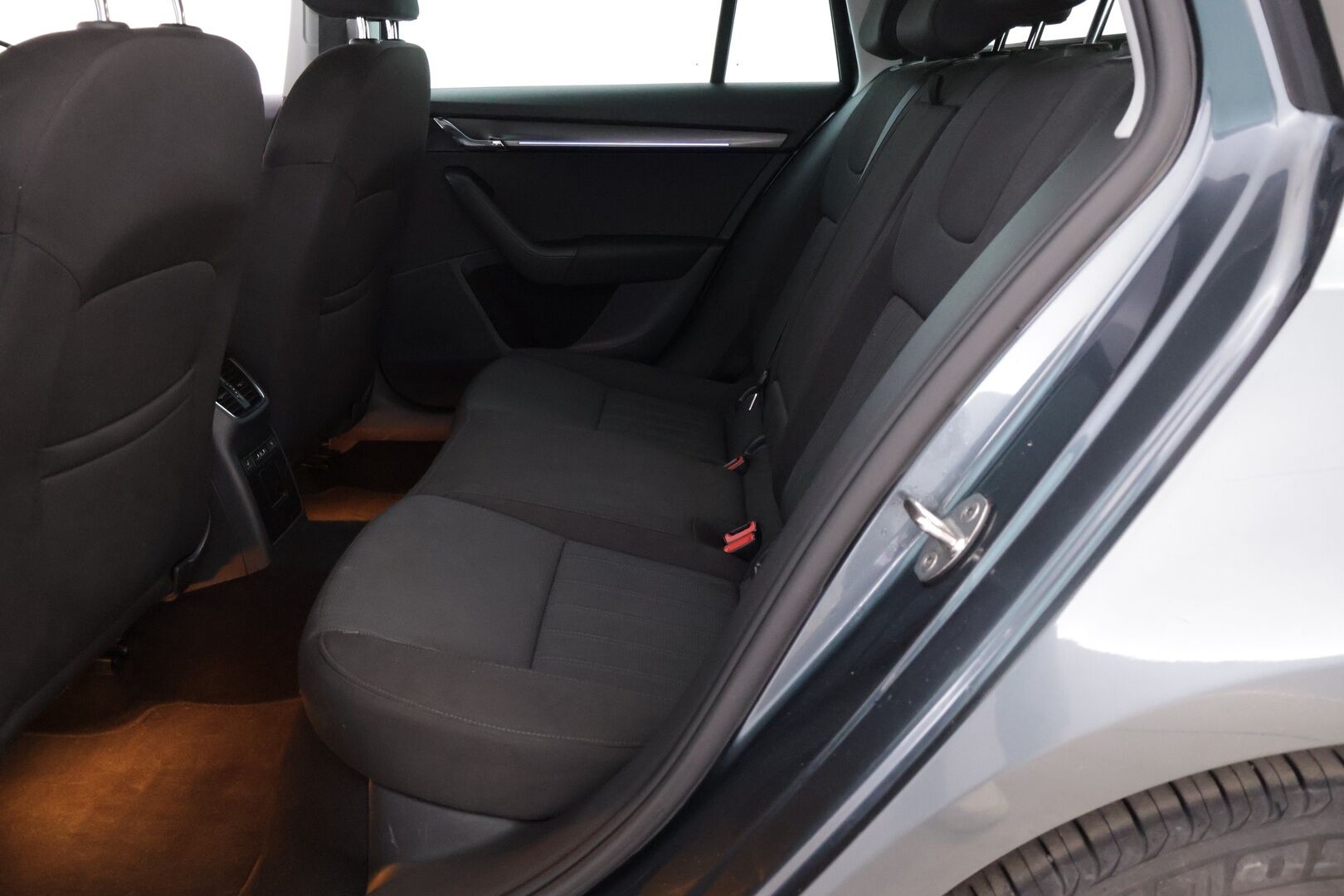 Skoda Octavia 2018 Combi 1,8 TSI 4x4 Style DSG *Webasto / Lämpölasi / Koukku / Keyless go / Ratinlämmitin / P.Kamera* - Hyvin huollettu Suomi-auto! / Kahdet hyväkuntoiset renkaat aluvantein! - HULLU BLACKWEEK KORKOTARJOUS 2,49%