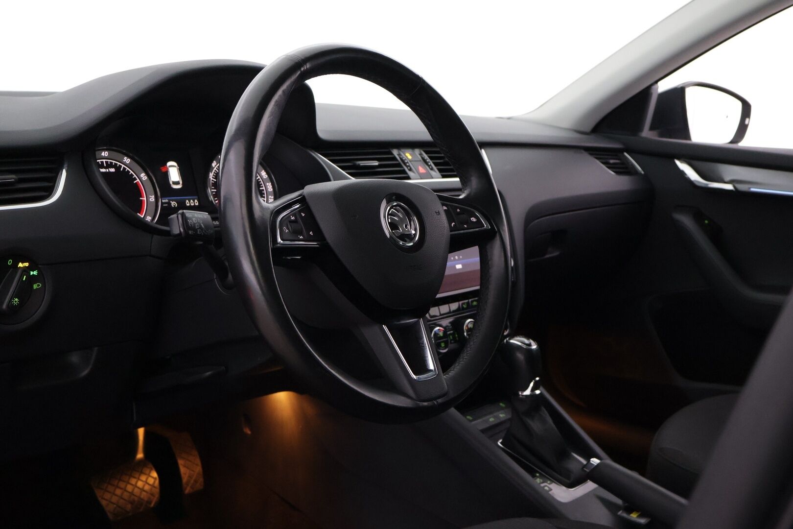 Skoda Octavia 2018 Combi 1,8 TSI 4x4 Style DSG *Webasto / Lämpölasi / Koukku / Keyless go / Ratinlämmitin / P.Kamera* - Hyvin huollettu Suomi-auto! / Kahdet hyväkuntoiset renkaat aluvantein! - HULLU BLACKWEEK KORKOTARJOUS 2,49%