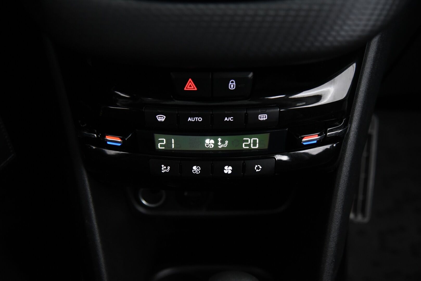 Peugeot 2008 2018 Allure PureTech 110 Automaatti / P-Tutka / Lasikatto / LED-Lisävalo - Tulossa myyntiin! 