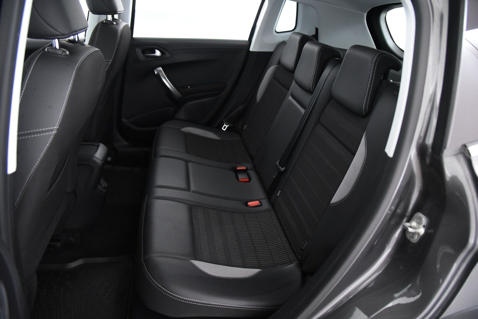 Peugeot 2008 2018 Allure PureTech 110 Automaatti / P-Tutka / Lasikatto / LED-Lisävalo - Merkkiliikkeen huollot! / Jakopää vaihdettu / 2x hyvät renkaat