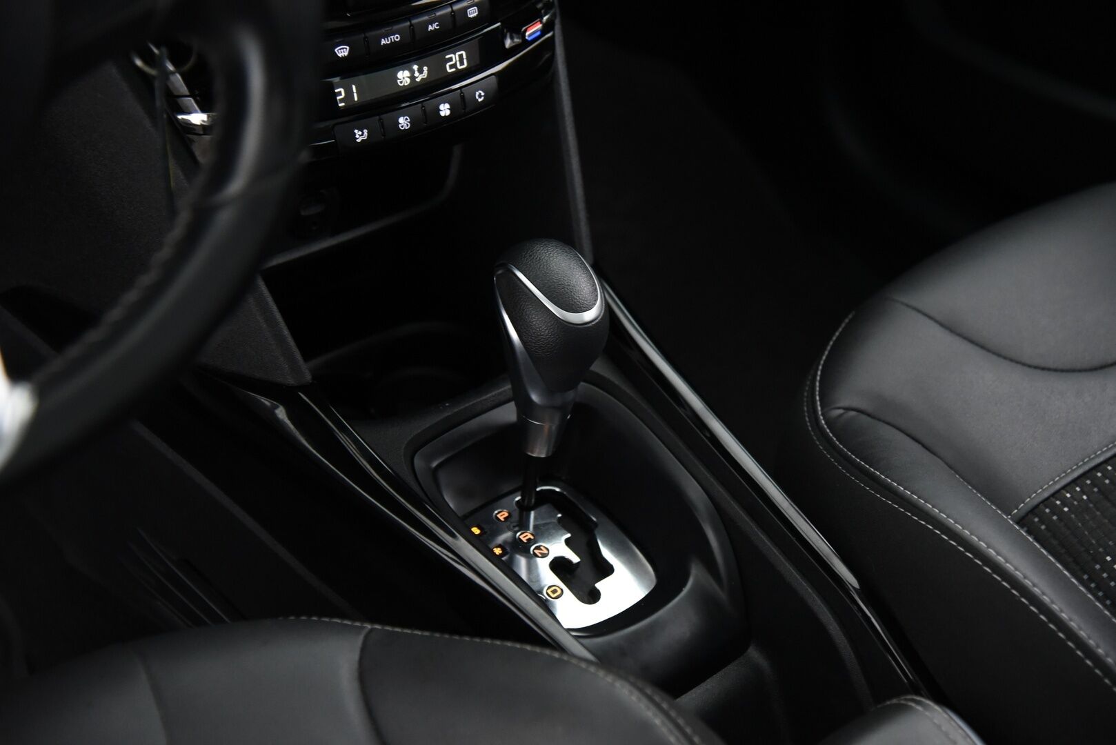 Peugeot 2008 2018 Allure PureTech 110 Automaatti / P-Tutka / Lasikatto / LED-Lisävalo - Merkkiliikkeen huollot! / Jakopää vaihdettu / 2x hyvät renkaat