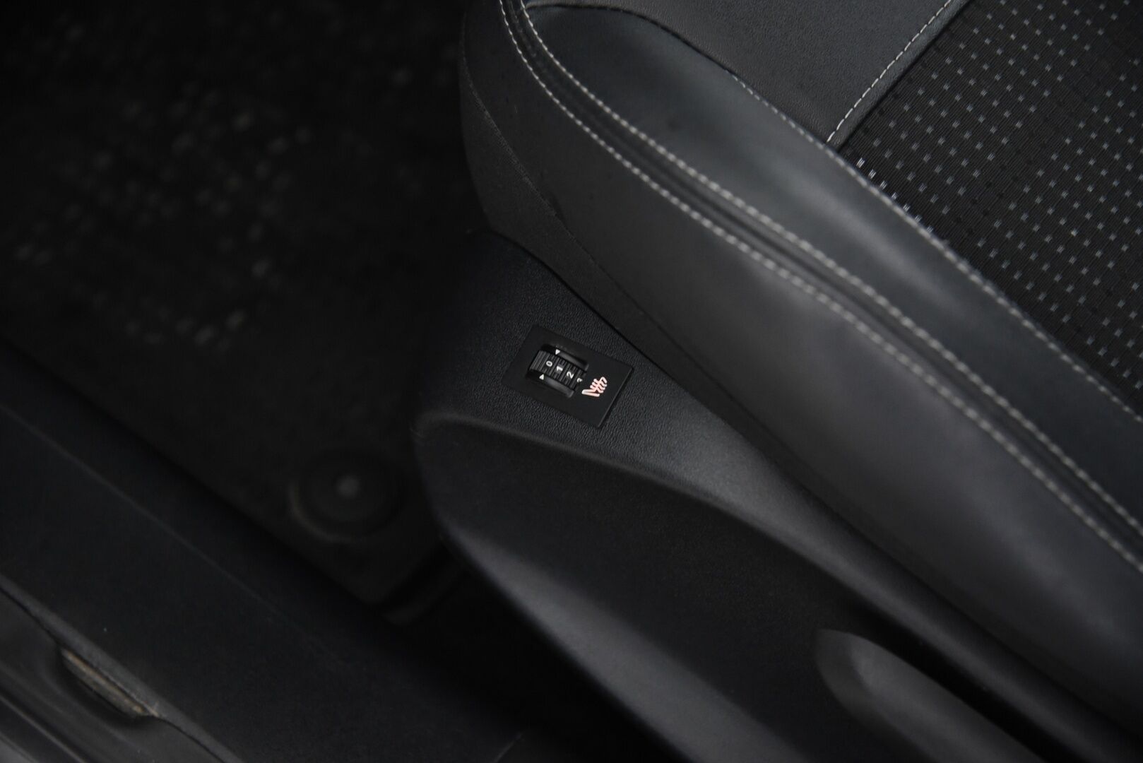 Peugeot 2008 2018 Allure PureTech 110 Automaatti / P-Tutka / Lasikatto / LED-Lisävalo - Merkkiliikkeen huollot! / Jakopää vaihdettu / 2x hyvät renkaat