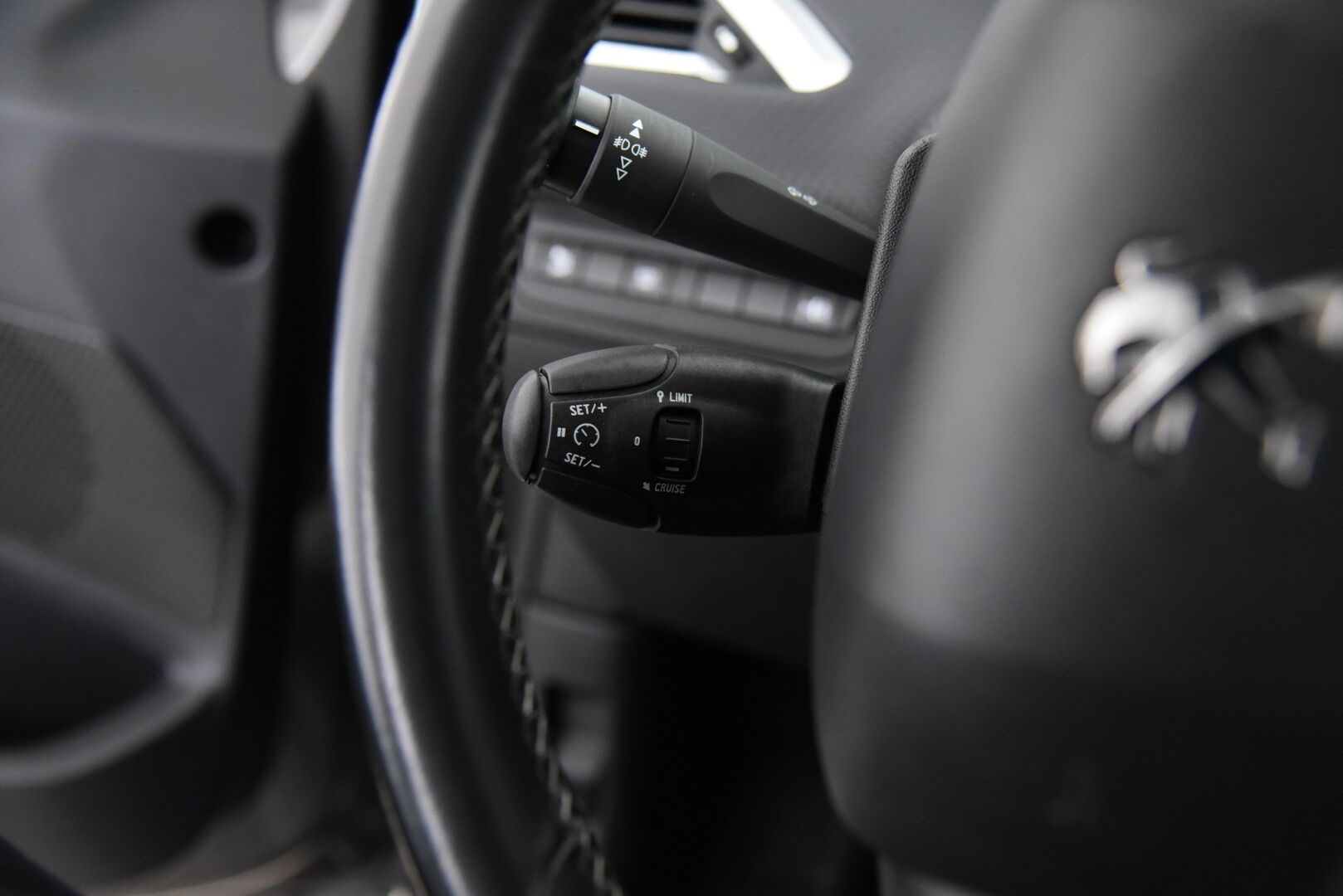 Peugeot 2008 2018 Allure PureTech 110 Automaatti / P-Tutka / Lasikatto / LED-Lisävalo - Merkkiliikkeen huollot! / Jakopää vaihdettu / 2x hyvät renkaat