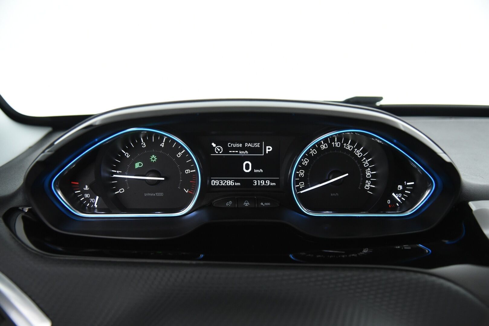 Peugeot 2008 2018 Allure PureTech 110 Automaatti / P-Tutka / Lasikatto / LED-Lisävalo - Merkkiliikkeen huollot! / Jakopää vaihdettu / 2x hyvät renkaat