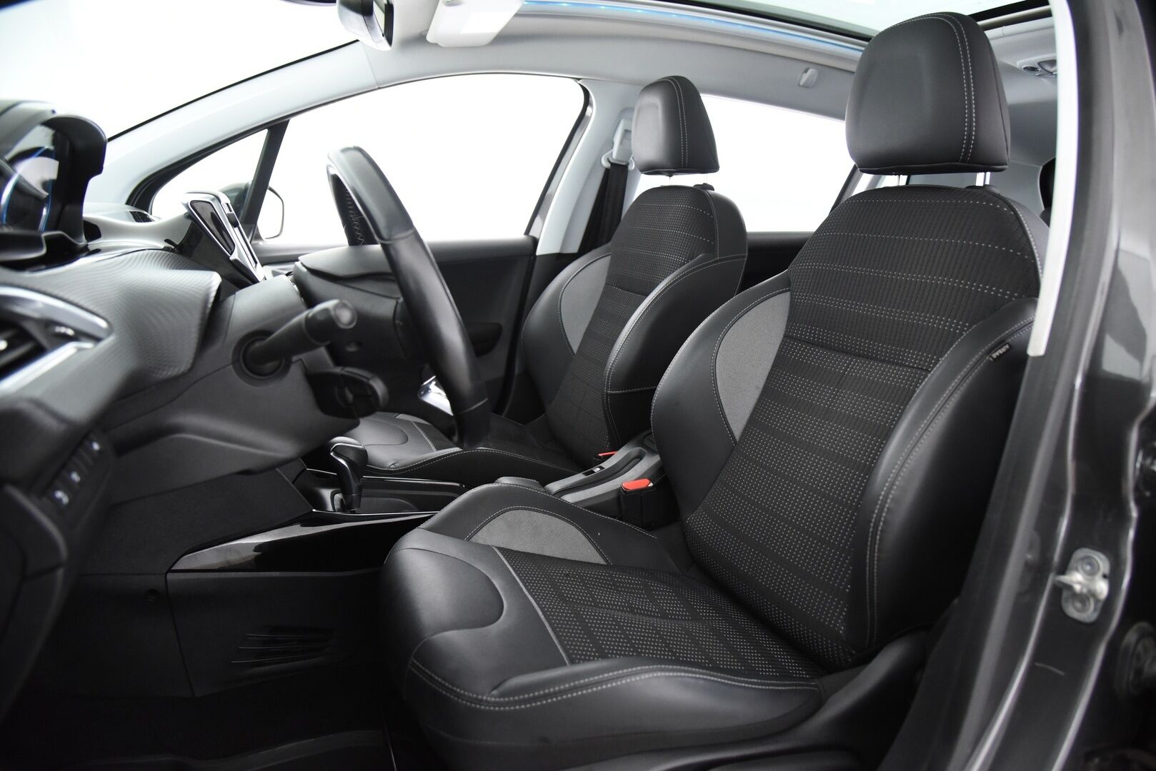 Peugeot 2008 2018 Allure PureTech 110 Automaatti / P-Tutka / Lasikatto / LED-Lisävalo - Tulossa myyntiin! 