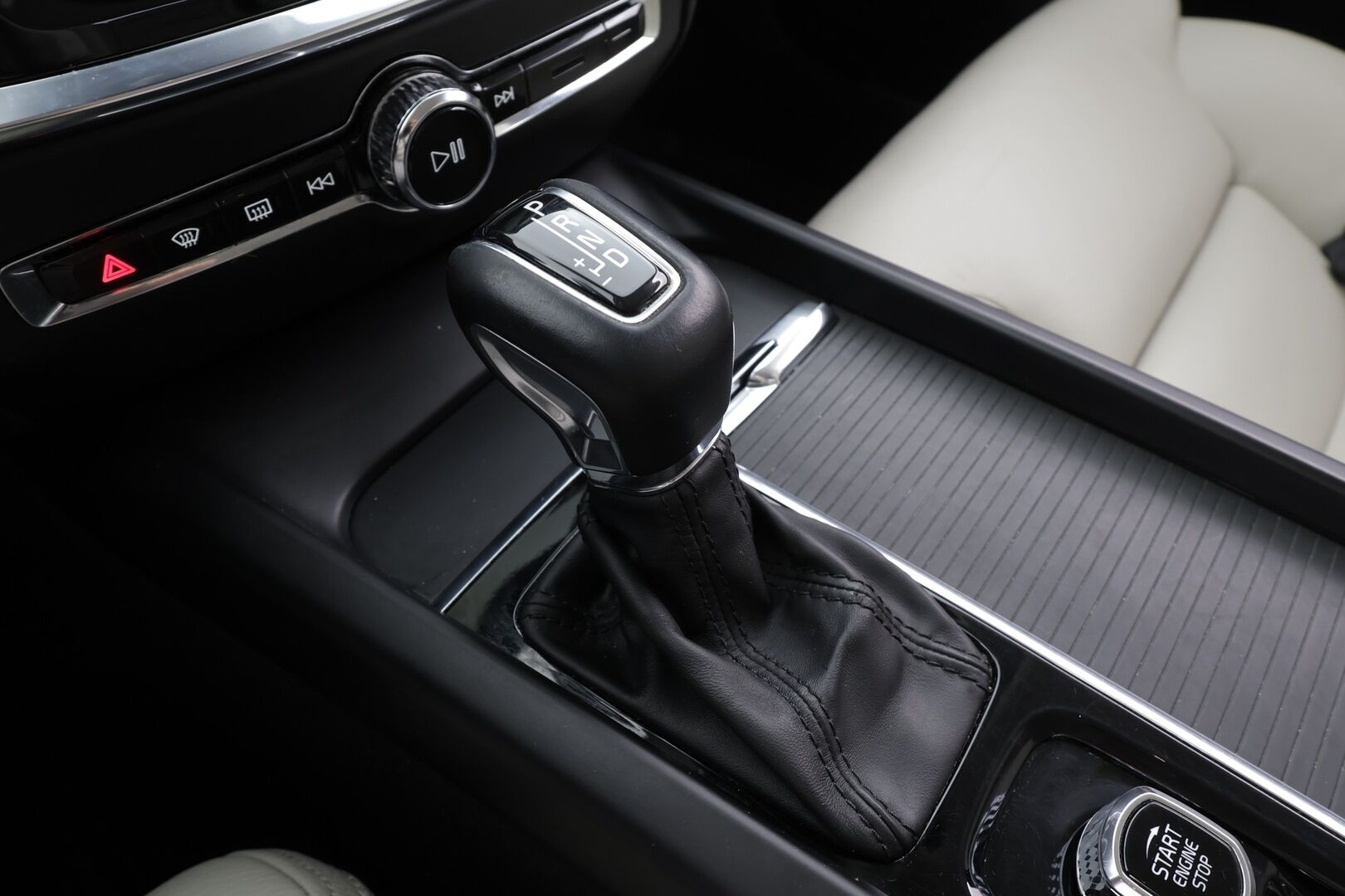 Volvo V60 2020 T4 Business aut * ACC / P.kamera / LED / Navi / Vaaleat nahat / Webasto / KeylessGo * - 1.Om Suomi-auto / Kahdet renkaat aluvanteilla / Merkkihuollettu - Osta nyt, maksa vasta ensi vuonna