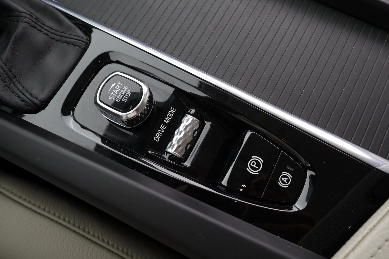 Volvo V60 2020 T4 Business aut * ACC / P.kamera / LED / Navi / Vaaleat nahat / Webasto / KeylessGo * - 1.Om Suomi-auto / Kahdet renkaat aluvanteilla / Merkkihuollettu - Osta nyt, maksa vasta ensi vuonna