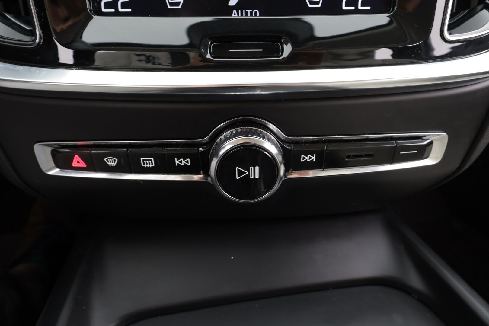 Volvo V60 2020 T4 Business aut * ACC / P.kamera / LED / Navi / Vaaleat nahat / Webasto / KeylessGo * - 1.Om Suomi-auto / Kahdet renkaat aluvanteilla / Merkkihuollettu - Osta nyt, maksa vasta ensi vuonna