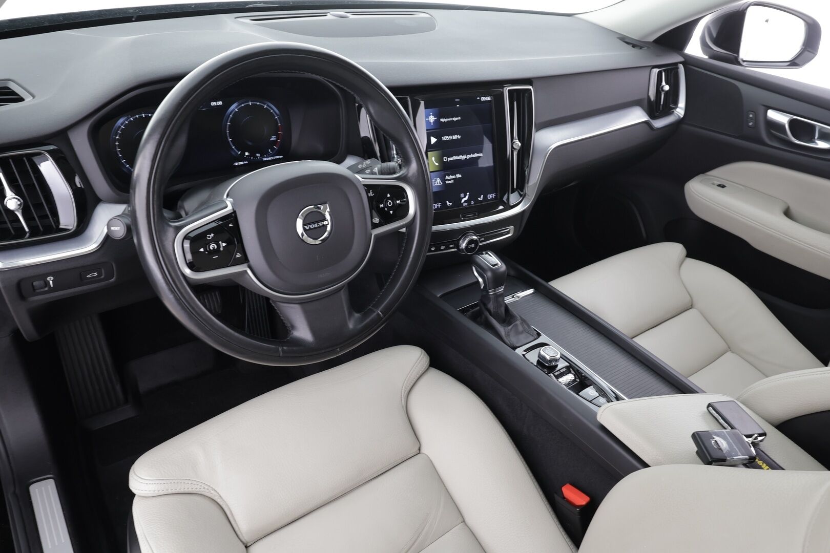 Volvo V60 2020 T4 Business aut * ACC / P.kamera / LED / Navi / Vaaleat nahat / Webasto / KeylessGo * - 1.Om Suomi-auto / Kahdet renkaat aluvanteilla / Merkkihuollettu - Osta nyt, maksa vasta ensi vuonna