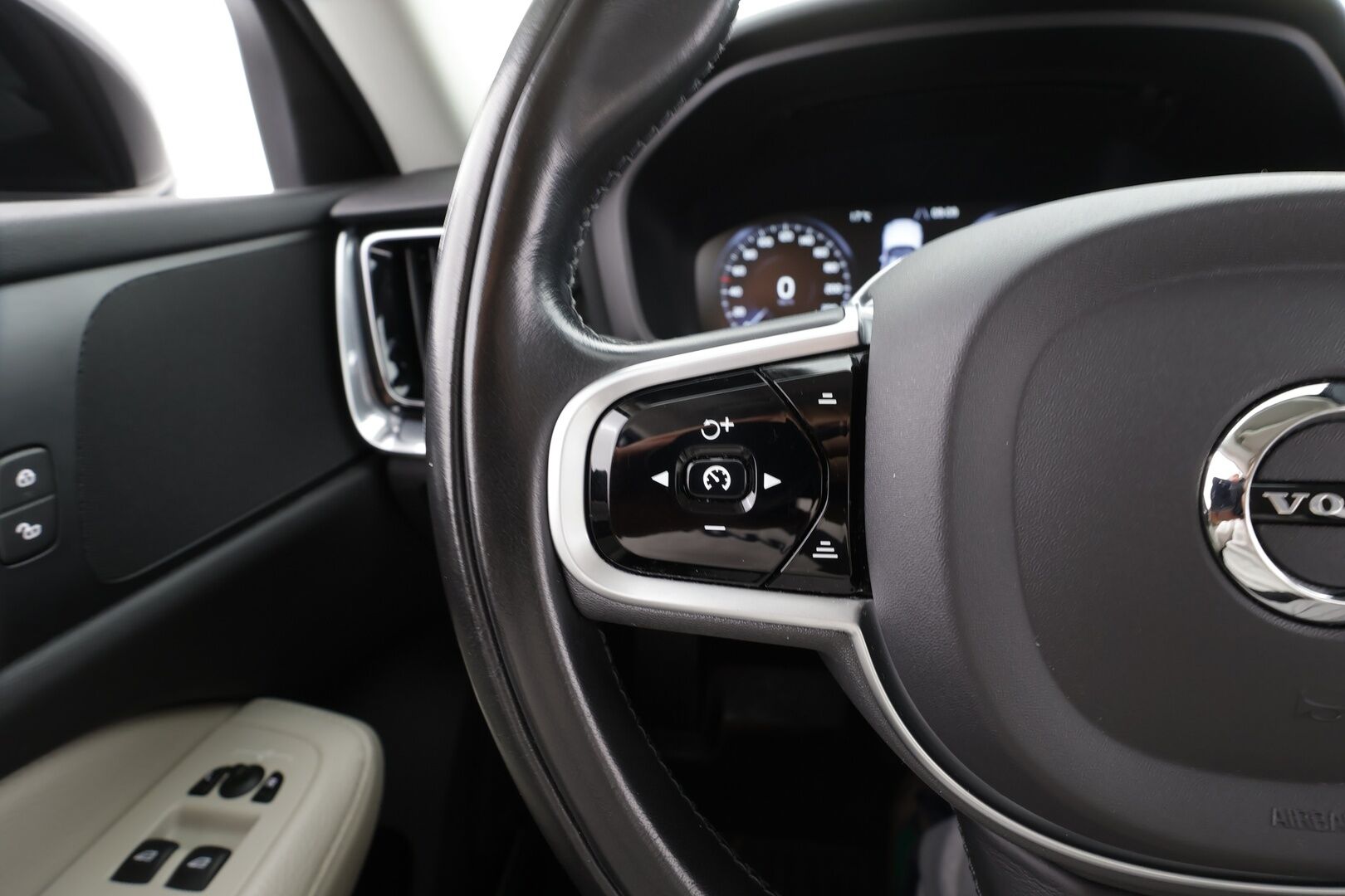 Volvo V60 2020 T4 Business aut * ACC / P.kamera / LED / Navi / Vaaleat nahat / Webasto / KeylessGo * - 1.Om Suomi-auto / Kahdet renkaat aluvanteilla / Merkkihuollettu - Osta nyt, maksa vasta ensi vuonna