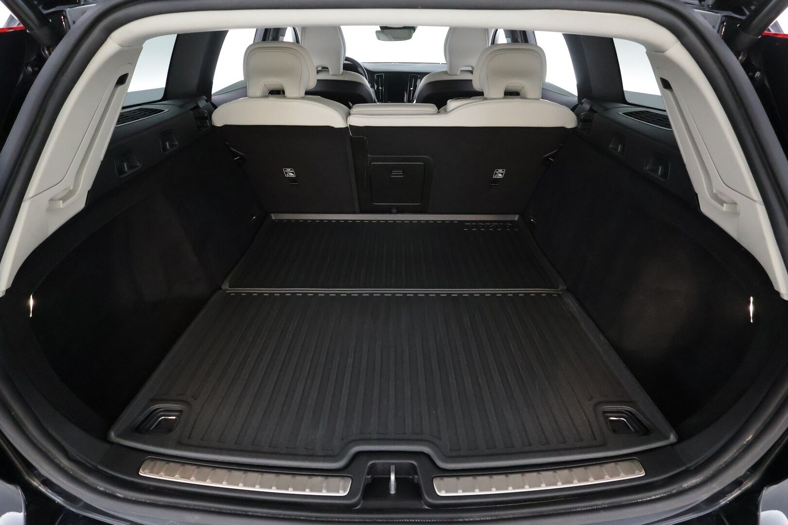 Volvo V60 2020 T4 Business aut * ACC / P.kamera / LED / Navi / Vaaleat nahat / Webasto / KeylessGo * - 1.Om Suomi-auto / Kahdet renkaat aluvanteilla / Merkkihuollettu - Osta nyt, maksa vasta ensi vuonna