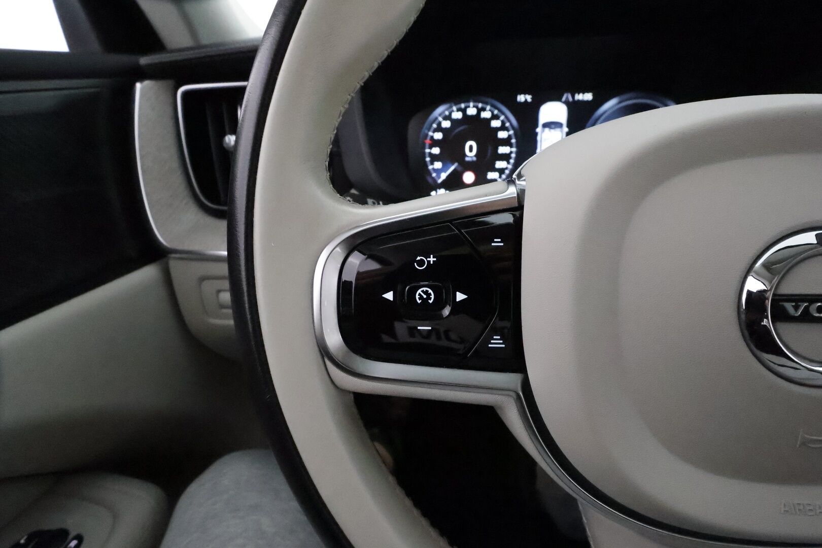 Volvo XC60 2021 T6 TwE AWD Business Inscription aut. *ACC / Panorama / Muistipenkki / Webasto / H&K / Kamera / LED / Navi / Vaaleat nahat* - KATSO KAMPANJAHINTA! / 1.Om Suomi-auto / SoH 93.4% / Kahdet renkaat aluvanteilla / Juuri huollettu / Jakohihna 9 / 25 - Osta nyt, maksa vasta ensi vuonna