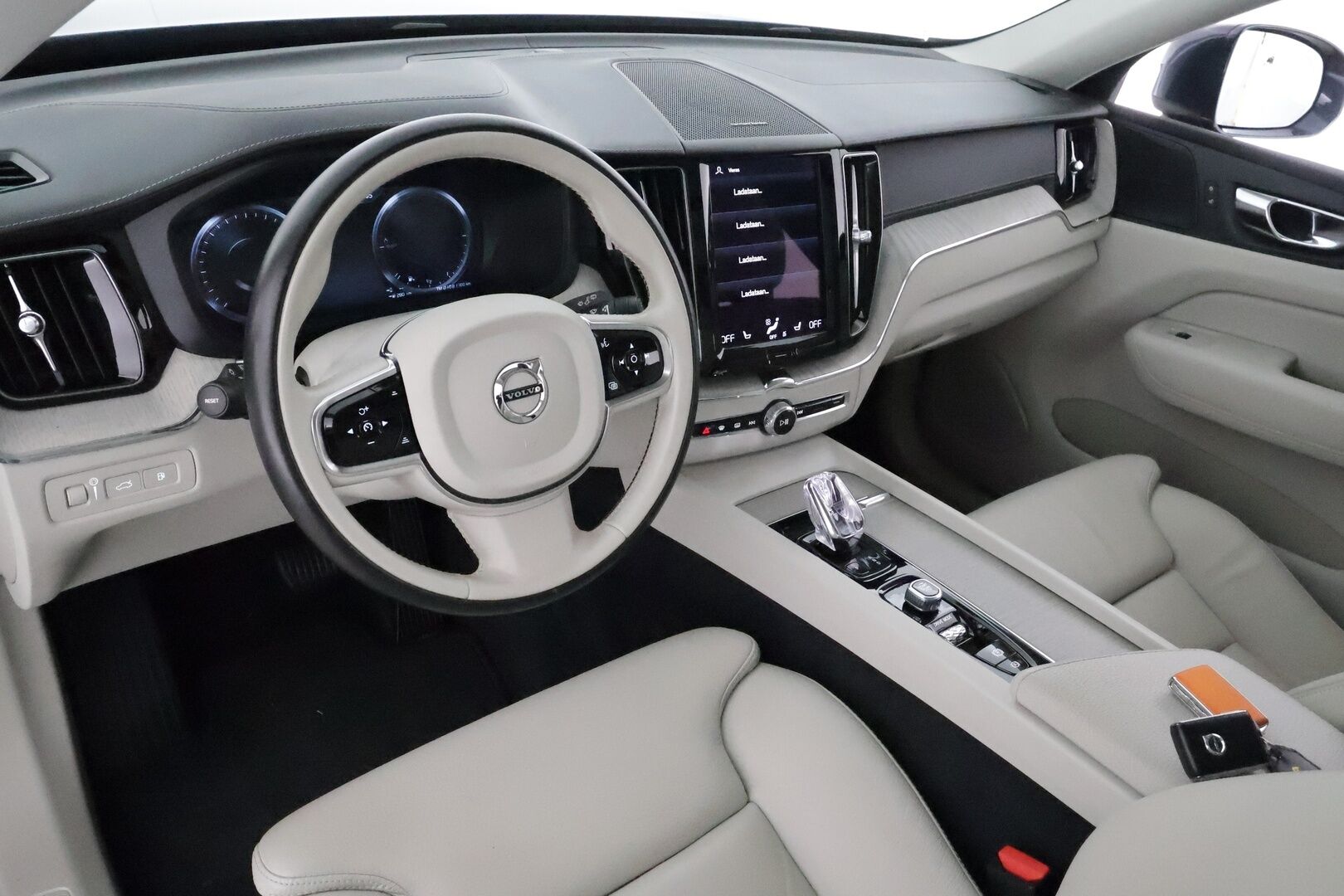 Volvo XC60 2021 T6 TwE AWD Business Inscription aut. *ACC / Panorama / Muistipenkki / Webasto / H&K / P.kamera / LED / Navi / Vaaleat nahat* - 1.Om Suomi-auto / Kahdet renkaat aluvanteilla / Juuri huollettu!