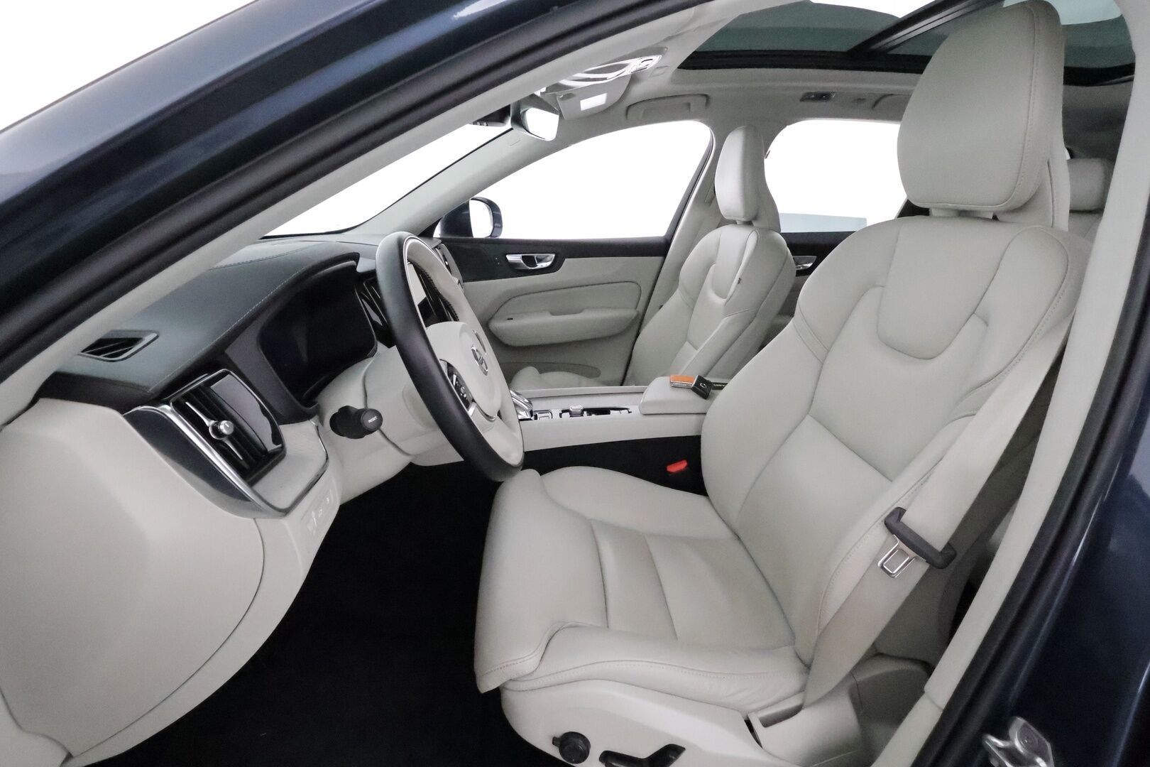 Volvo XC60 2021 T6 TwE AWD Business Inscription aut. *ACC / Panorama / Muistipenkki / Webasto / H&K / P.kamera / LED / Navi / Vaaleat nahat* - 1.Om Suomi-auto / Kahdet renkaat aluvanteilla / Juuri huollettu!