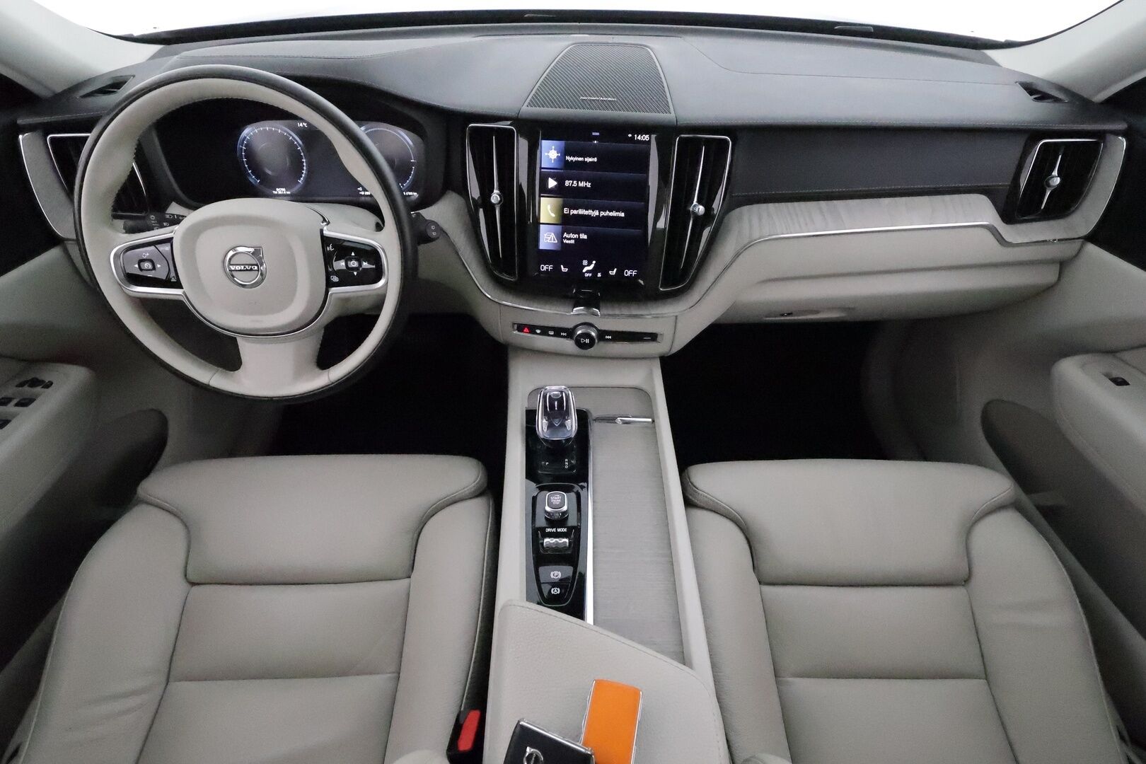 Volvo XC60 2021 T6 TwE AWD Business Inscription aut. *ACC / Panorama / Muistipenkki / Webasto / H&K / P.kamera / LED / Navi / Vaaleat nahat* - 1.Om Suomi-auto / Kahdet renkaat aluvanteilla / Juuri huollettu!