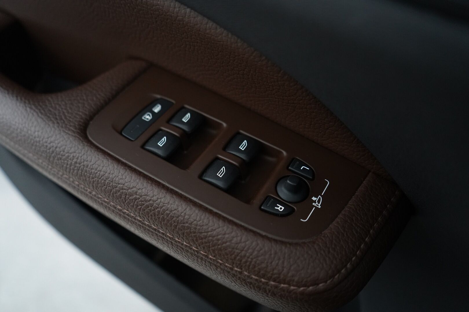 Volvo V60 2020 D3 AWD Business Inscription aut * ACC / Webasto / Vetokoukku / Nahkasisusta / Muistipenkki * - Suomi-auto / Merkkiliikkeen huoltokirja / Jakohihna 133tkm 4/25