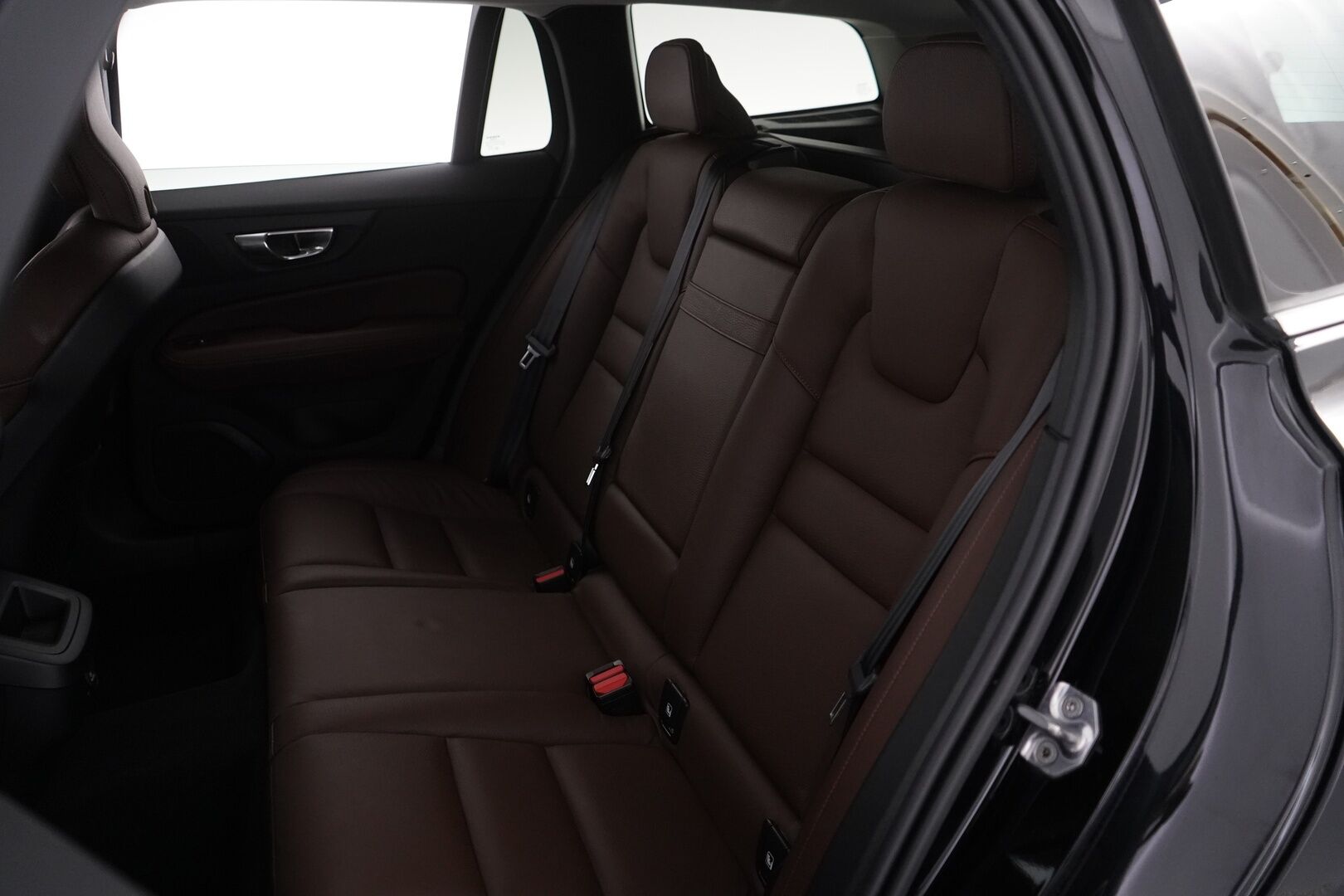 Volvo V60 2020 D3 AWD Business Inscription aut * ACC / Webasto / Vetokoukku / Nahkasisusta / Muistipenkki * - Suomi-auto / Merkkiliikkeen huoltokirja / Jakohihna 133tkm 4/25