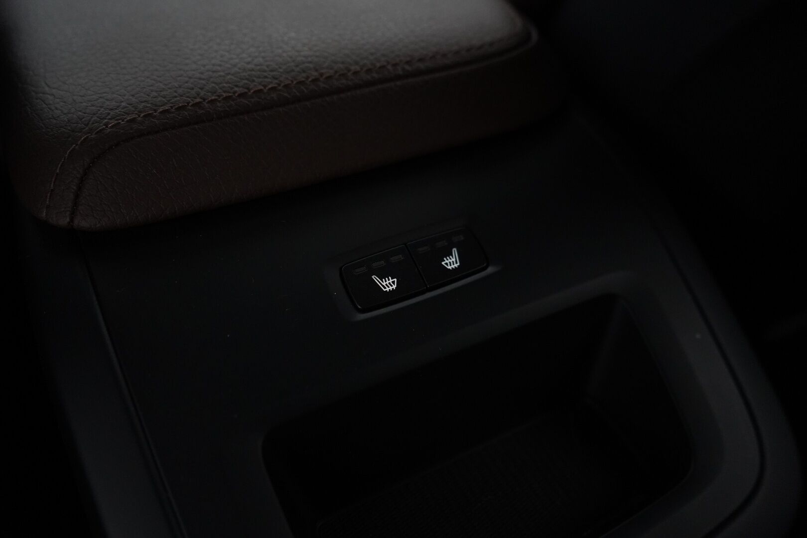 Volvo V60 2020 D3 AWD Business Inscription aut * ACC / Webasto / Vetokoukku / Nahkasisusta / Muistipenkki * - Suomi-auto / Merkkiliikkeen huoltokirja / Jakohihna 133tkm 4/25