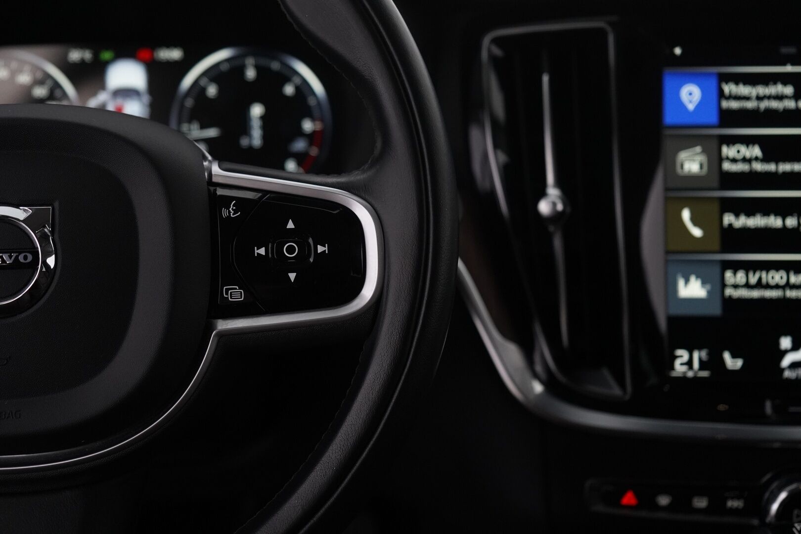 Volvo V60 2020 D3 AWD Business Inscription aut * ACC / Webasto / Vetokoukku / Nahkasisusta / Muistipenkki * - Suomi-auto / Merkkiliikkeen huoltokirja / Jakohihna 133tkm 4/25