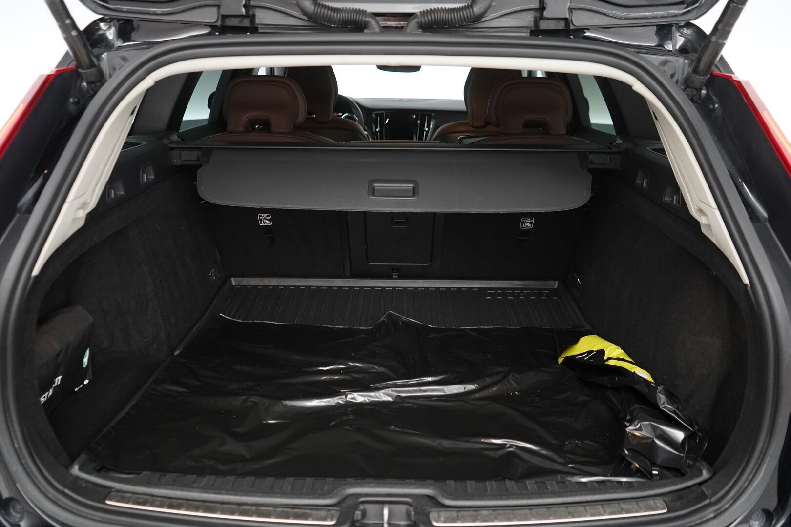 Volvo V60 2020 D3 AWD Business Inscription aut * ACC / Webasto / Vetokoukku / Nahkasisusta / Muistipenkki * - Suomi-auto / Merkkiliikkeen huoltokirja / Jakohihna 133tkm 4/25