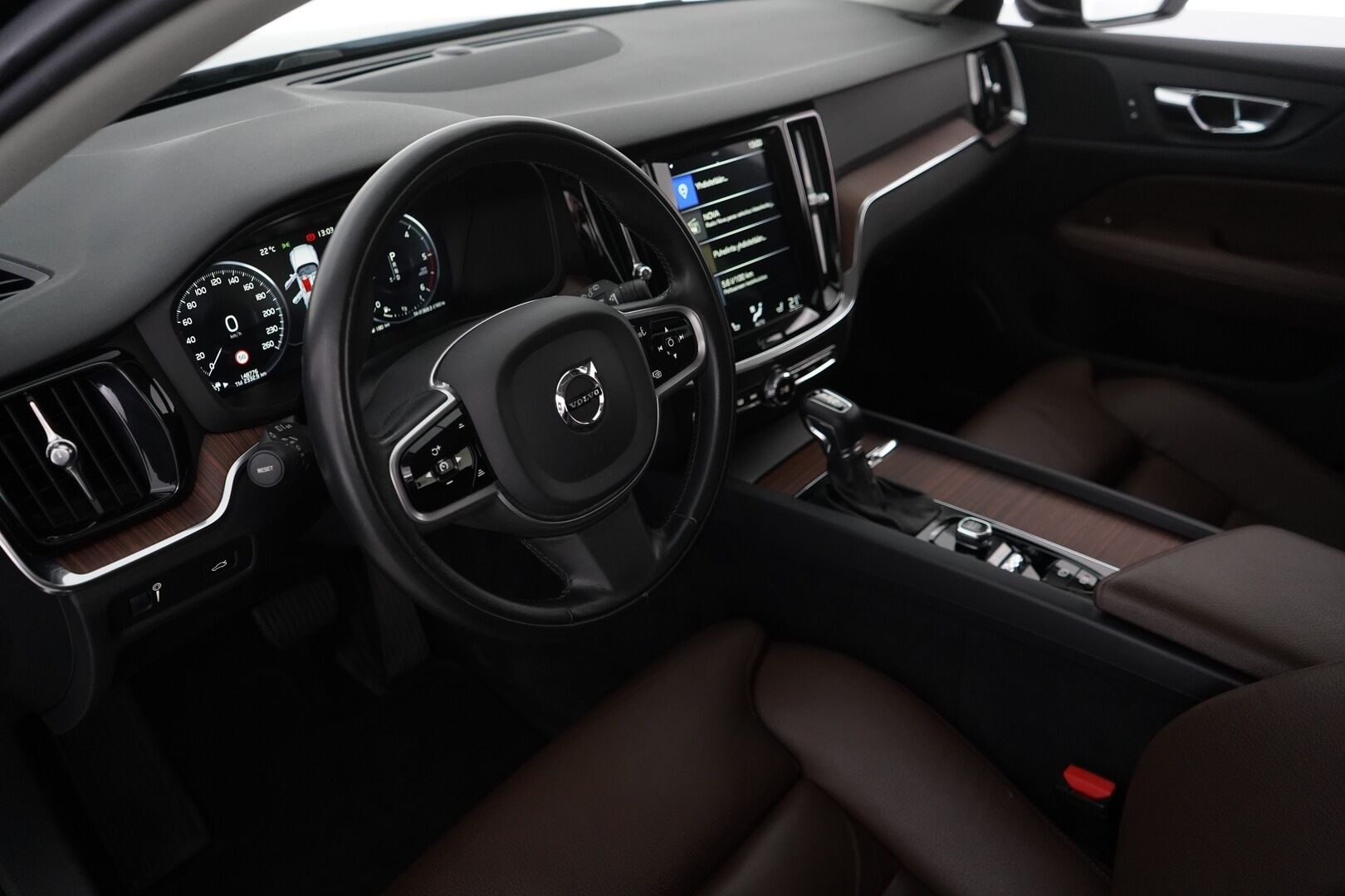 Volvo V60 2020 D3 AWD Business Inscription aut * ACC / Webasto / Vetokoukku / Nahkasisusta / Muistipenkki * - Suomi-auto / Merkkiliikkeen huoltokirja / Jakohihna 133tkm 4/25