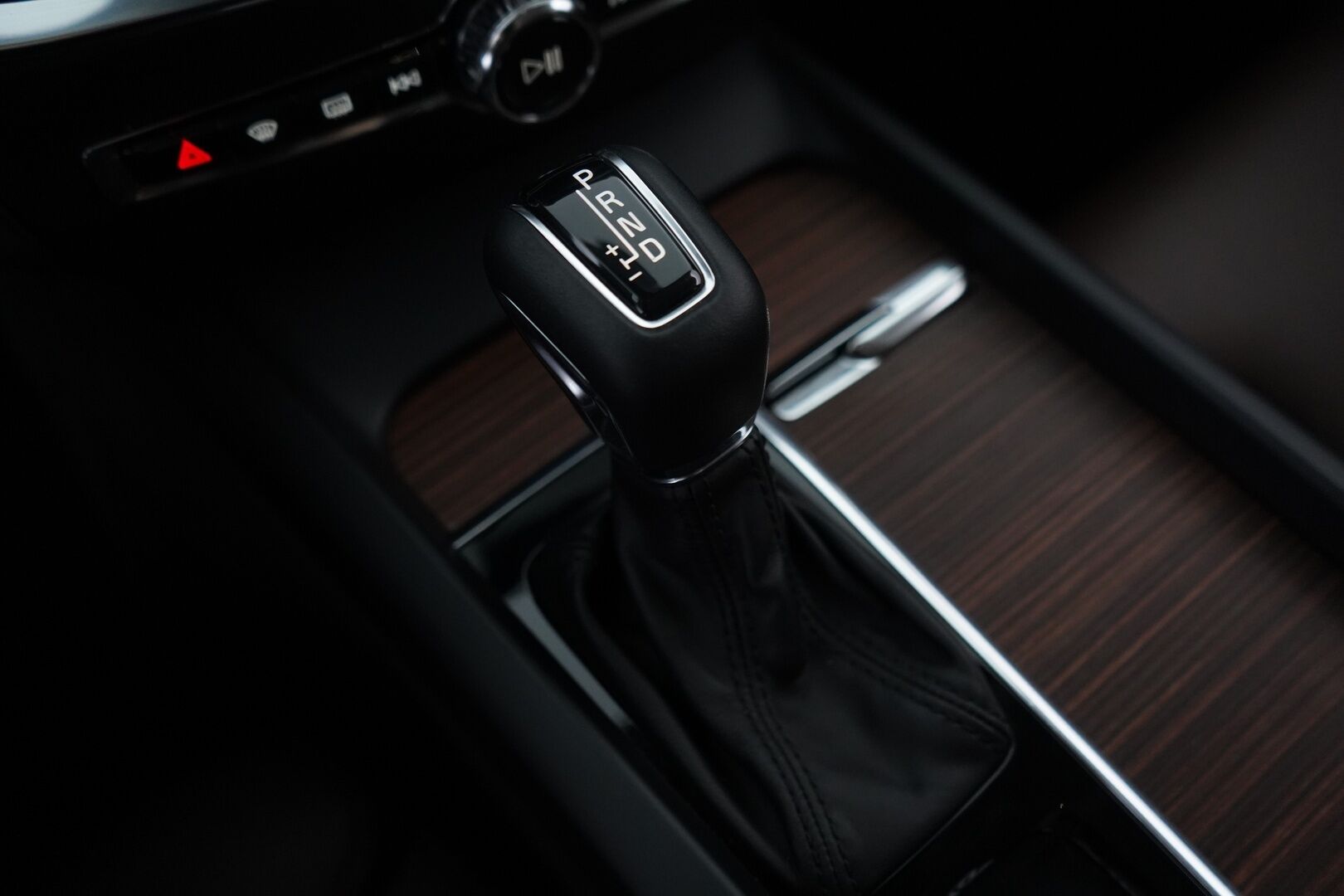 Volvo V60 2020 D3 AWD Business Inscription aut * ACC / Webasto / Vetokoukku / Nahkasisusta / Muistipenkki * - Suomi-auto / Merkkiliikkeen huoltokirja / Jakohihna 133tkm 4/25