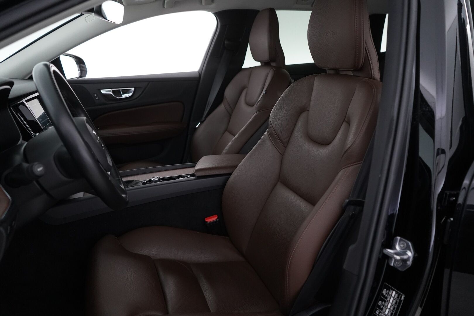 Volvo V60 2020 D3 AWD Business Inscription aut * ACC / Webasto / Vetokoukku / Nahkasisusta / Muistipenkki * - Suomi-auto / Merkkiliikkeen huoltokirja / Jakohihna 133tkm 4/25