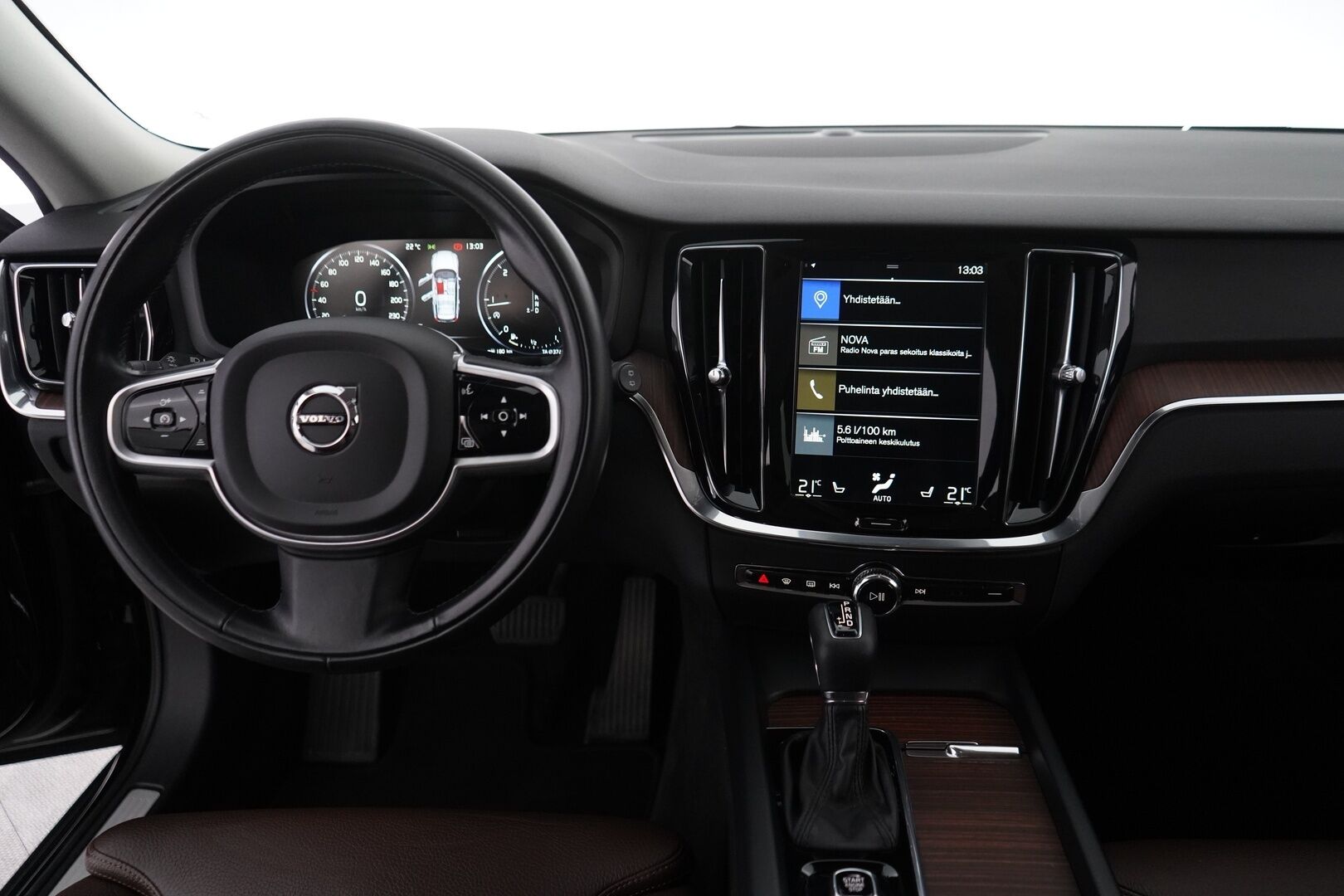Volvo V60 2020 D3 AWD Business Inscription aut * ACC / Webasto / Vetokoukku / Nahkasisusta / Muistipenkki * - Suomi-auto / Merkkiliikkeen huoltokirja / Jakohihna 133tkm 4/25