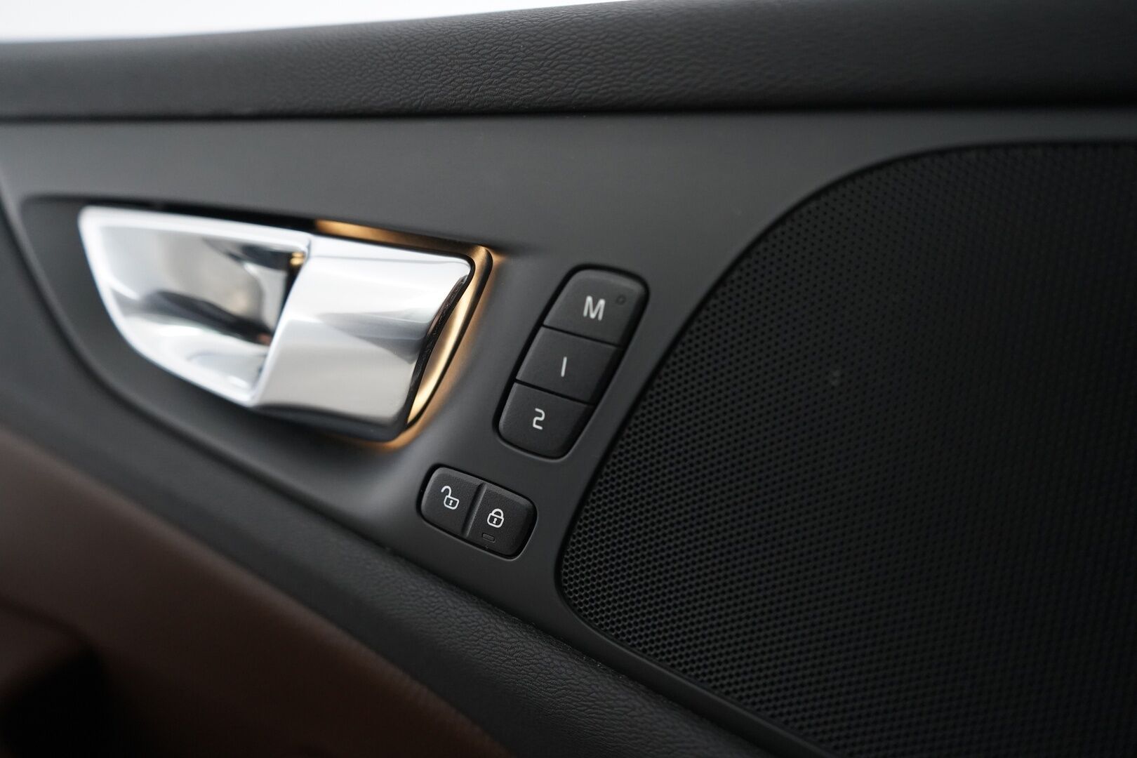 Volvo V60 2020 D3 AWD Business Inscription aut * ACC / Webasto / Vetokoukku / Nahkasisusta / Muistipenkki * - Suomi-auto / Merkkiliikkeen huoltokirja / Jakohihna 133tkm 4/25