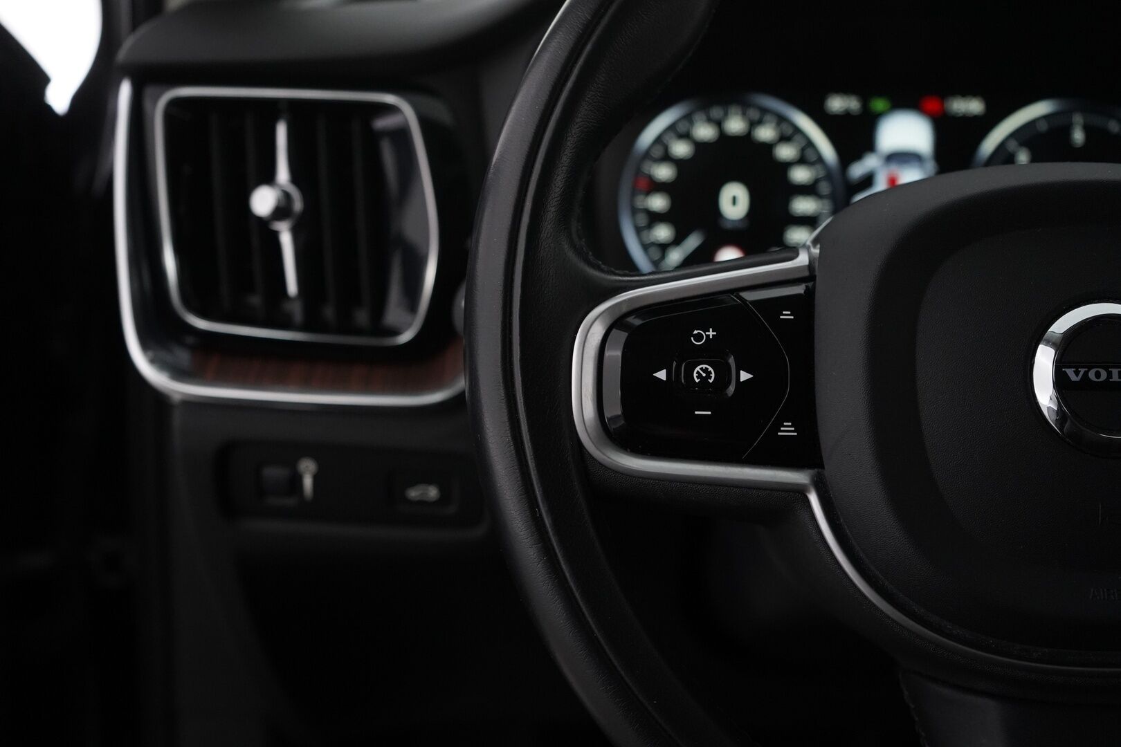 Volvo V60 2020 D3 AWD Business Inscription aut * ACC / Webasto / Vetokoukku / Nahkasisusta / Muistipenkki * - Suomi-auto / Merkkiliikkeen huoltokirja / Jakohihna 133tkm 4/25