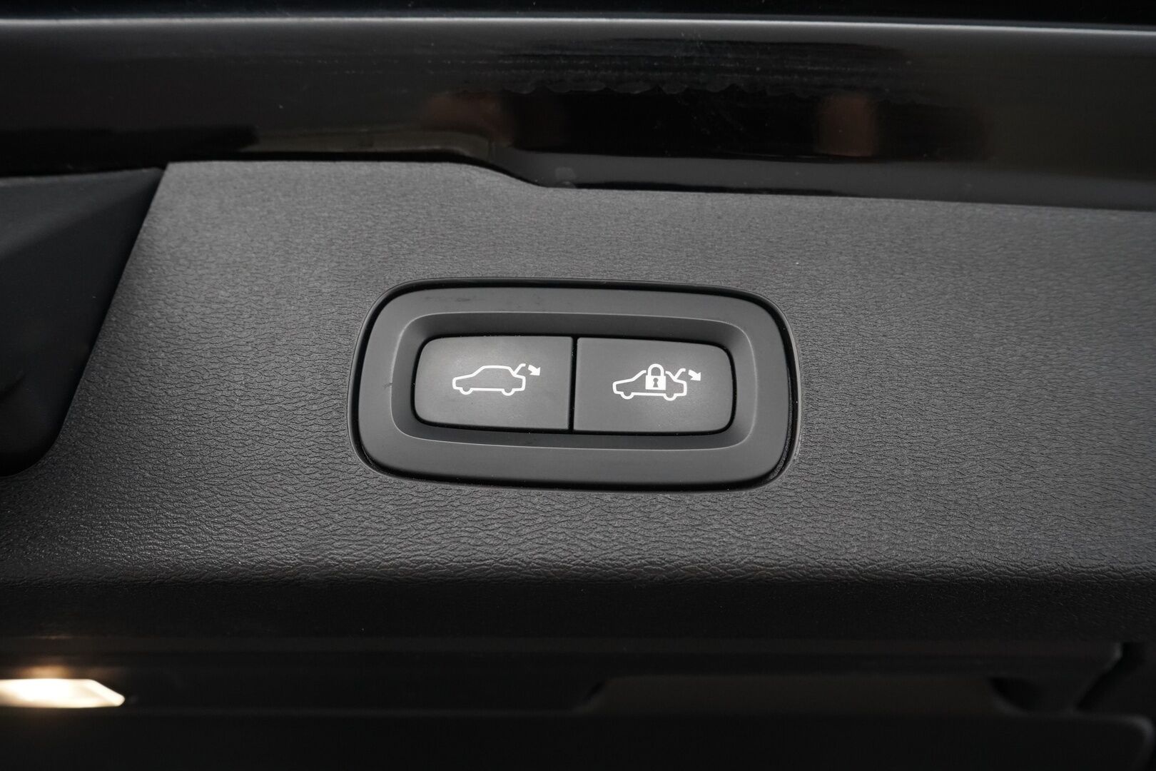 Volvo V60 2020 D3 AWD Business Inscription aut * ACC / Webasto / Vetokoukku / Nahkasisusta / Muistipenkki * - Suomi-auto / Merkkiliikkeen huoltokirja / Jakohihna 133tkm 4/25