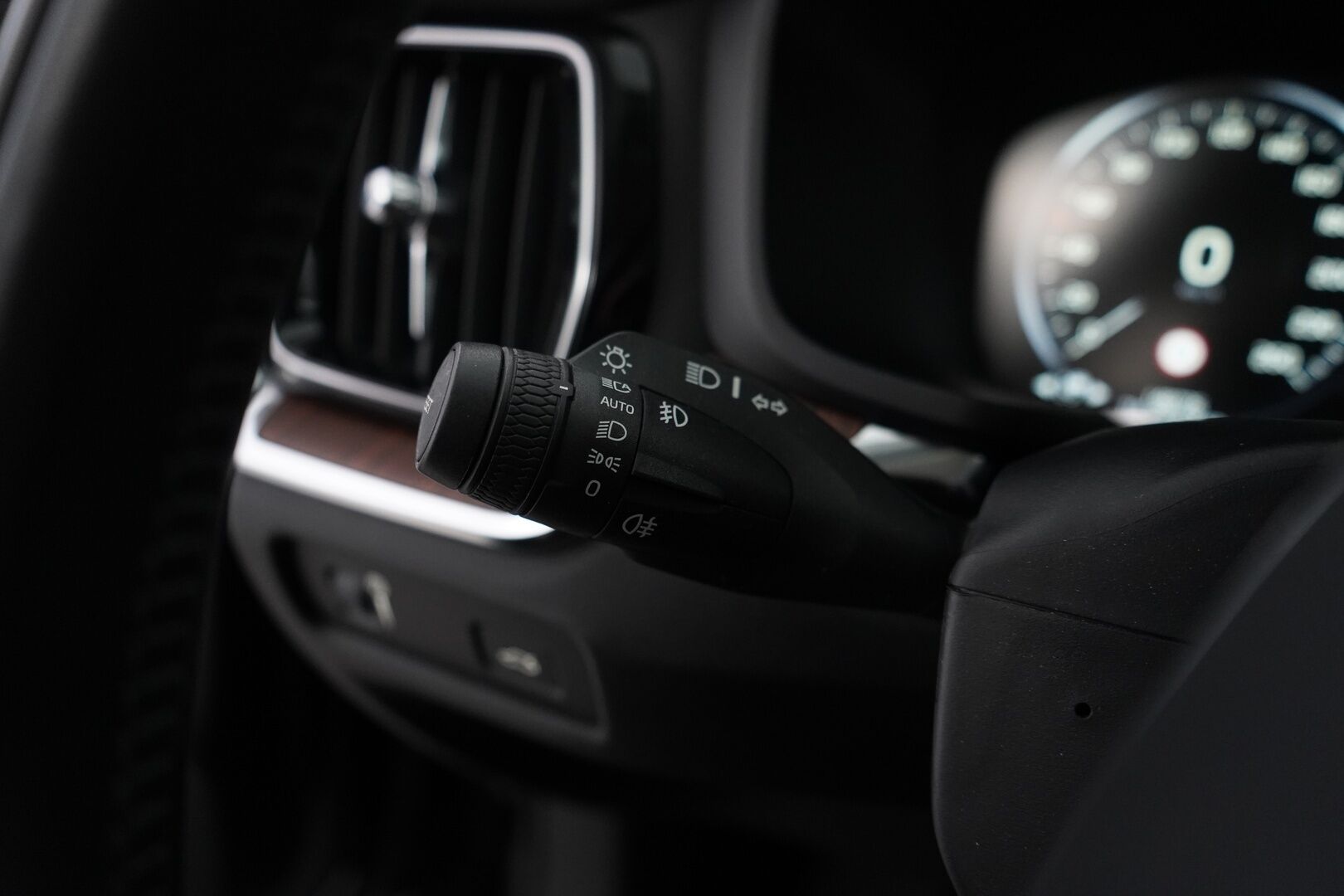 Volvo V60 2020 D3 AWD Business Inscription aut * ACC / Webasto / Vetokoukku / Nahkasisusta / Muistipenkki * - Suomi-auto / Merkkiliikkeen huoltokirja / Jakohihna 133tkm 4/25