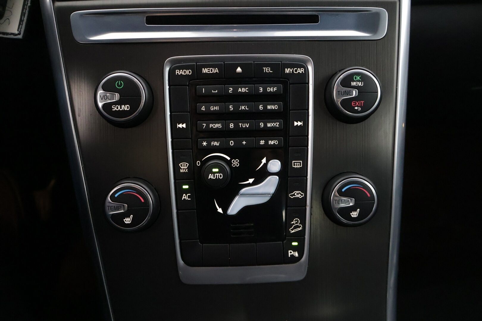 Volvo XC60 2014 D4 AWD Summum aut * Polestar / Digimittaristo / Webasto / Muistipenkki / Sähköluukku / Koukku * - * Polestar ohjelmalla oleva todella hyvin huollettu yksilö, kovilla varusteilla, kaksilla renkailla ja vanteilla / Facelift! *
