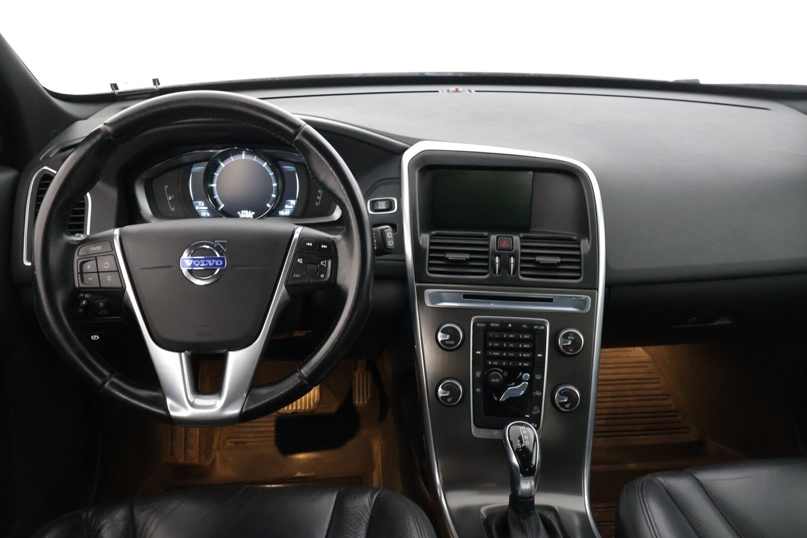 Volvo XC60 2014 D4 AWD Summum aut * Polestar / Digimittaristo / Webasto / Muistipenkki / Sähköluukku / Koukku * - * Polestar ohjelmalla oleva todella hyvin huollettu yksilö, kovilla varusteilla, kaksilla renkailla ja vanteilla / Facelift! *