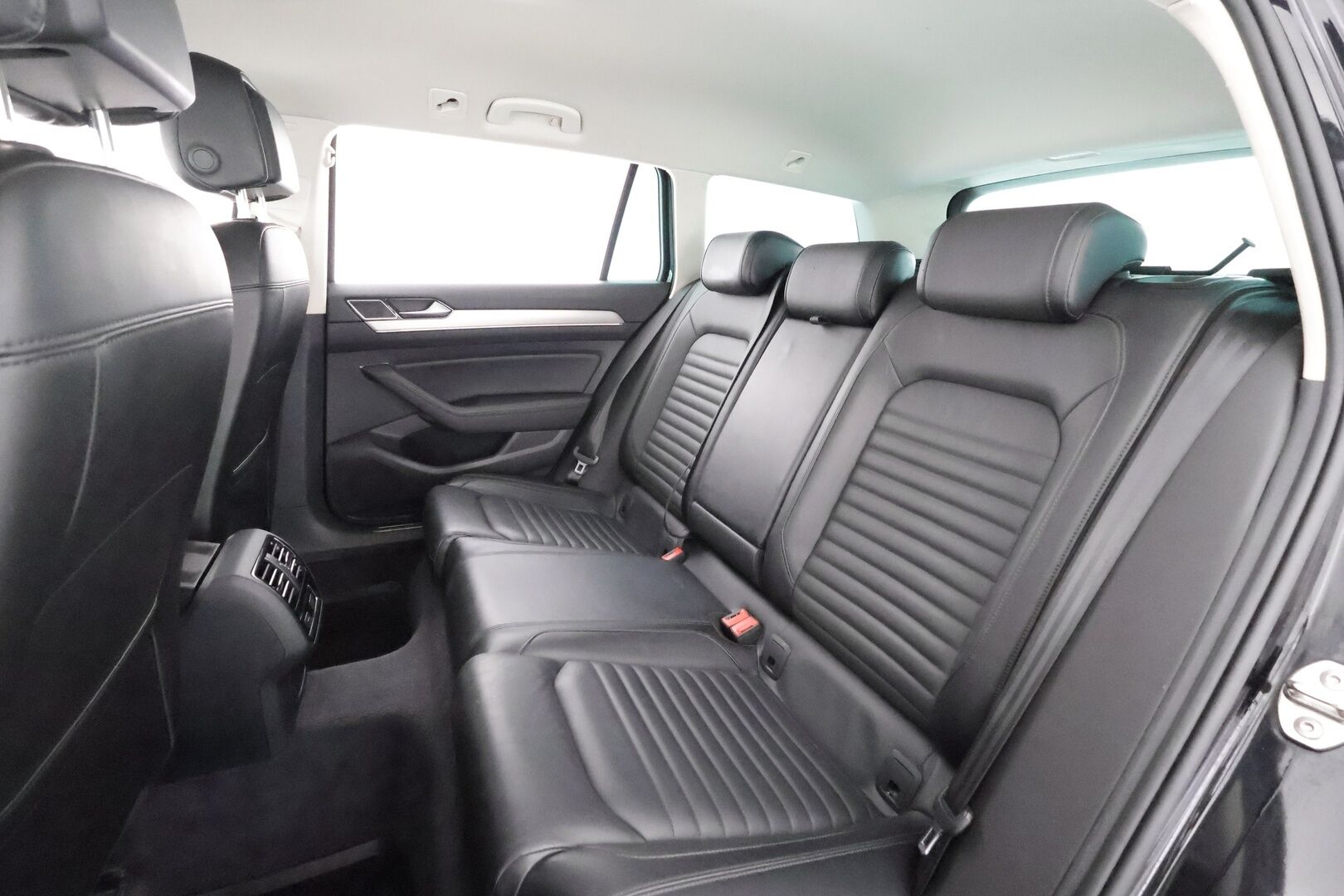 Volkswagen Passat 2018 Variant Alltrack 2,0 TDI 140 kW (190 hv) 4MOTION DSG * ACC / Webasto / Koukku / P.kamera / Ergocomfort penkki / LED * - Kahdet Renkaat