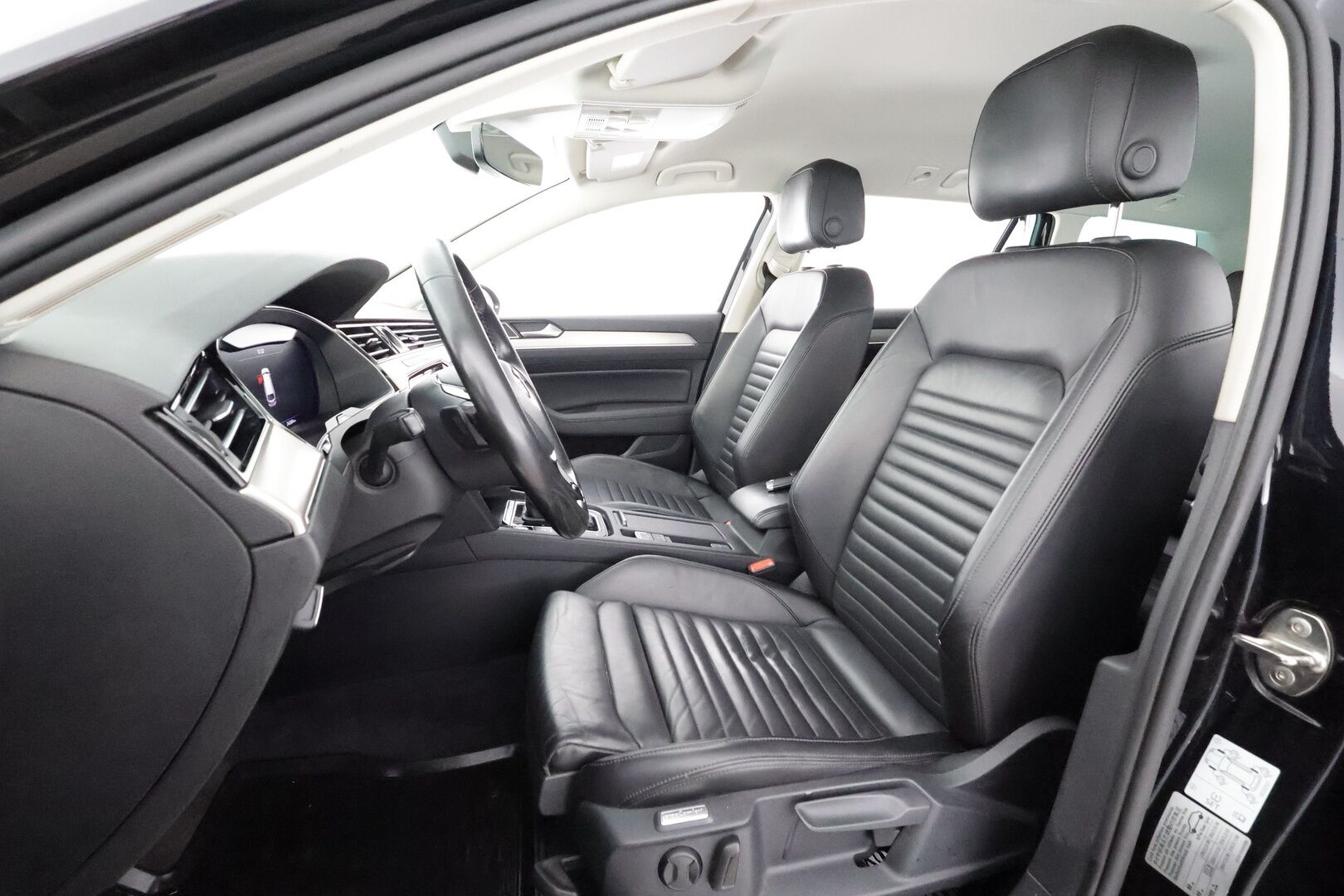 Volkswagen Passat 2018 Variant Alltrack 2,0 TDI 140 kW (190 hv) 4MOTION DSG * ACC / Webasto / Koukku / P.kamera / Ergocomfort penkki / LED * - Kahdet Renkaat