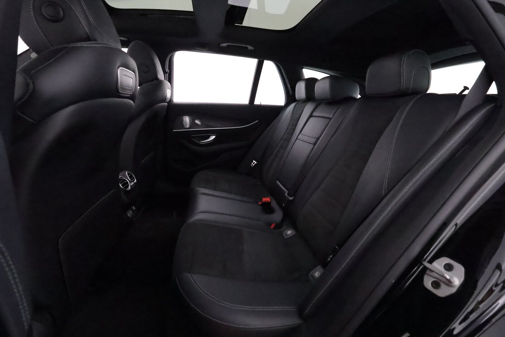 Mercedes-Benz E 2019 300 de T A Business AMG EQ Power * Distronic+ / Panorama / Multibeam LED / Burmester / 360-Kamera / Muistinahat / Widescreen - HUD / 2x Laturit / Kahdet renkaat aluvantein / Supervarusteet!